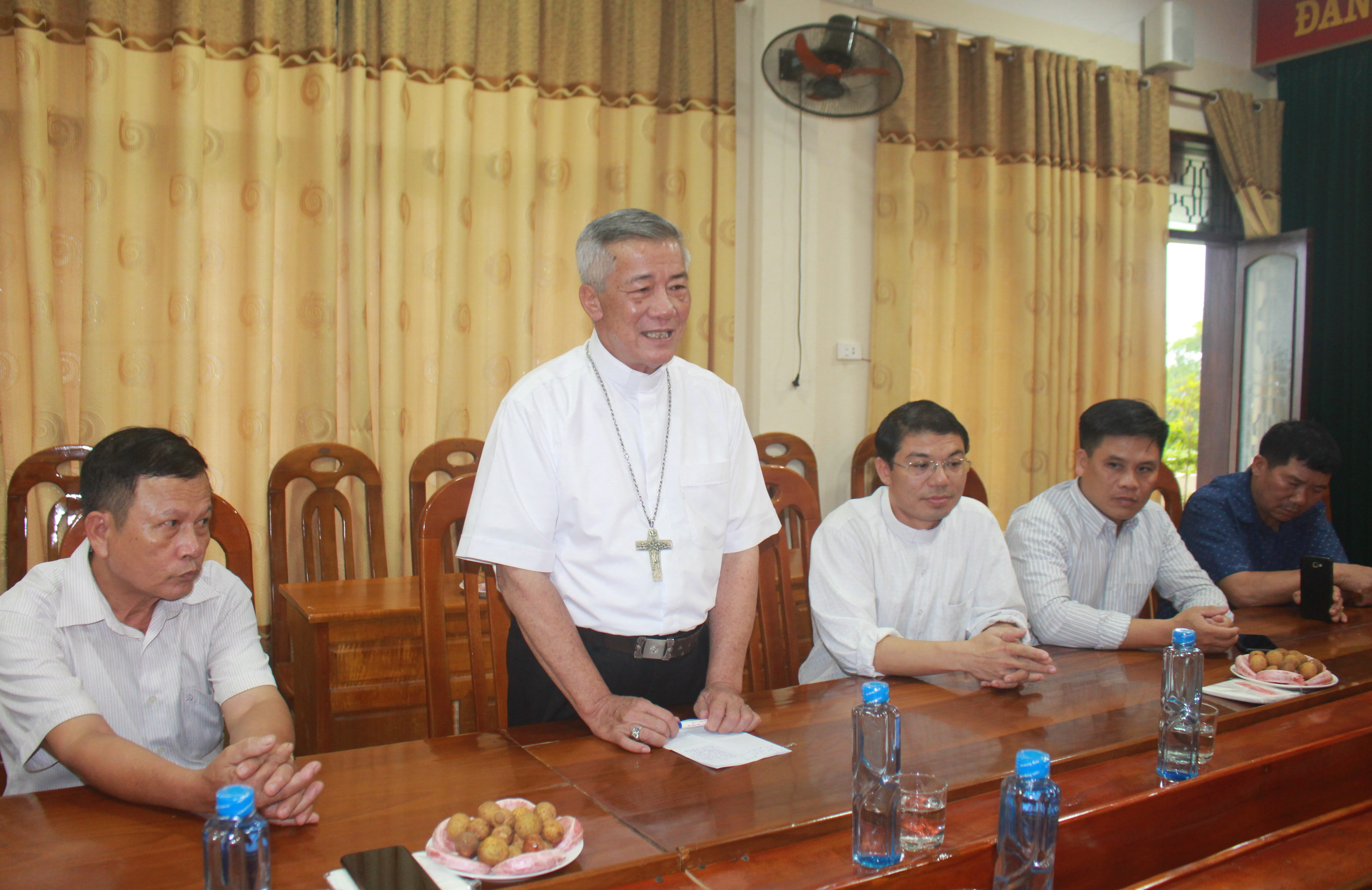 Giám mục Anphongso Nguyễn Hữu Long đã bày tỏ sự cảm ơn về tinh thần đón tiếp chu đáo, thân thiết và nồng hậu của các đồng chí lãnh đạo huyện Anh Sơn. Ảnh: Thái Hiền