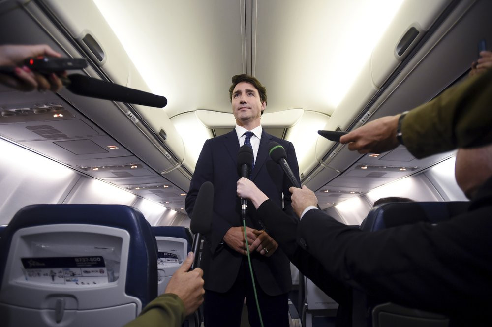 Thủ tướng Canada phát biểu về sự việc trên trong chuyến bay vận động tranh cử. Ảnh AP