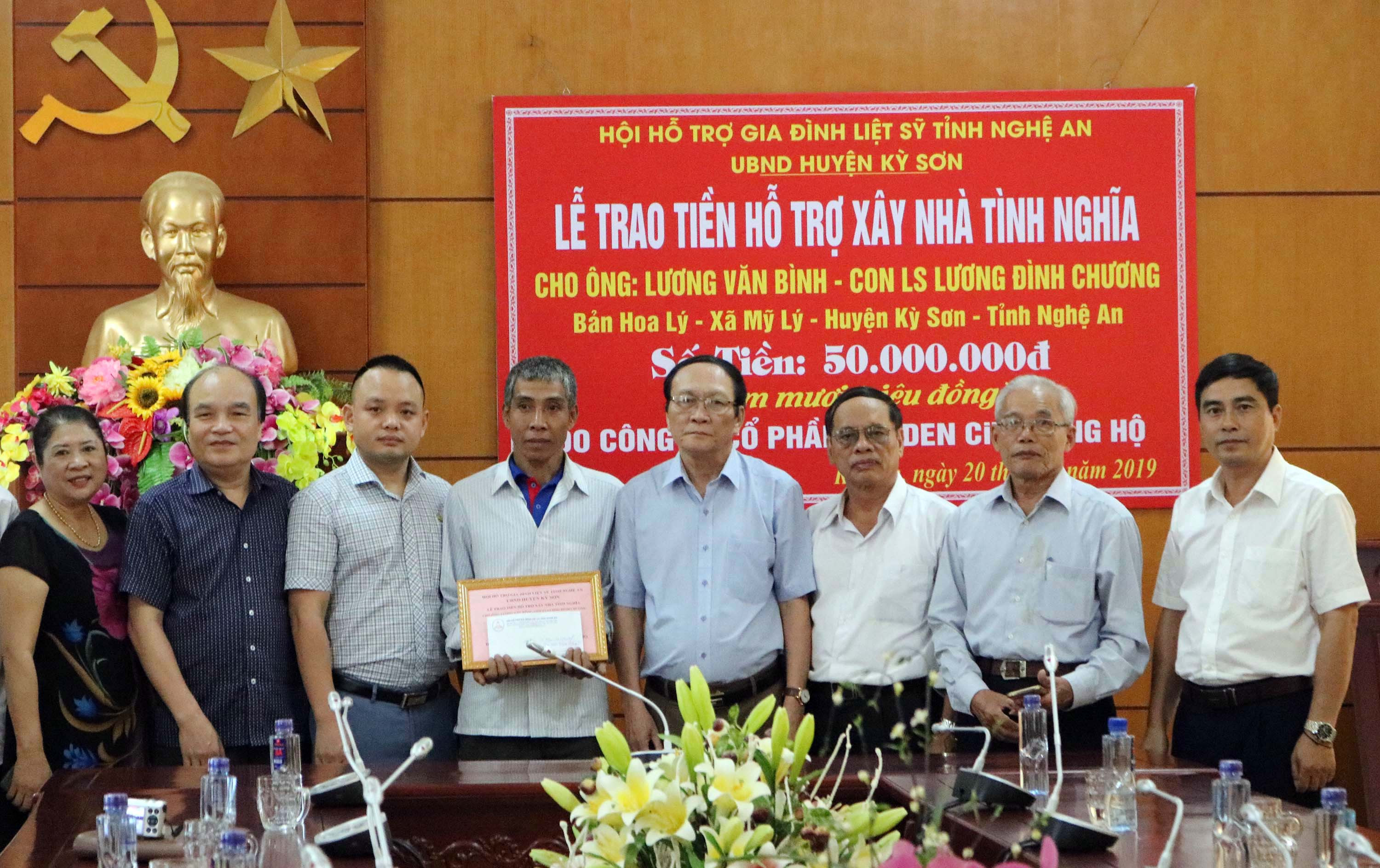 Hội hỗ trợ gia đình liệt sỹ trao số tiền hỗ trợ cho gia đình ông Lương Văn Bình