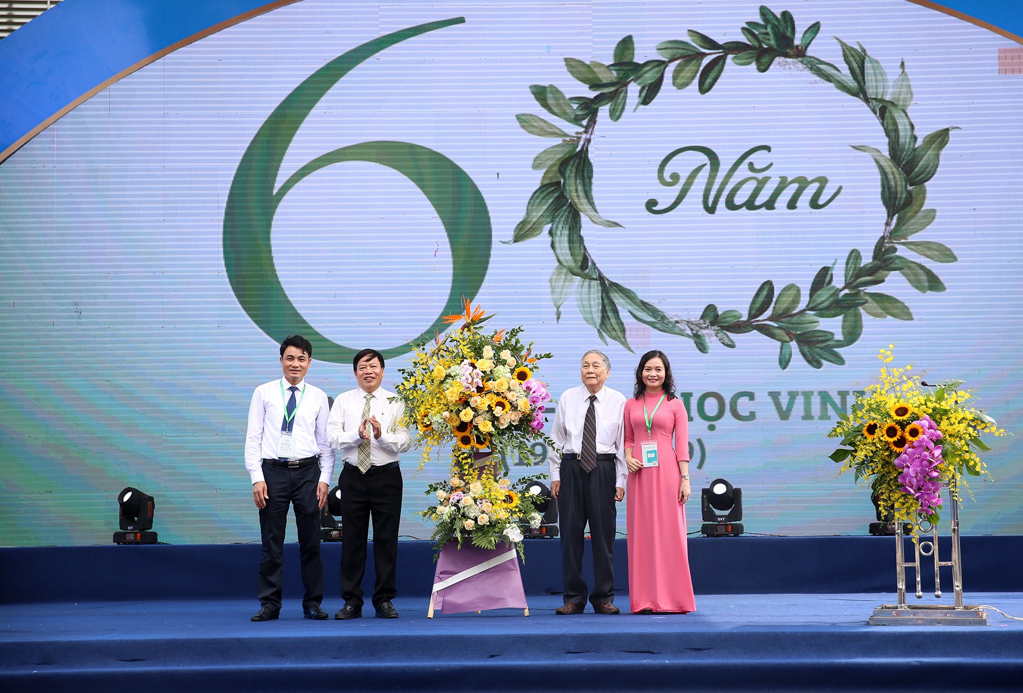 Lãnh đạo Trường Đại học Vinh tặng hoa chúc mừng các thế hệ giảng viên Khoa ngữ văn - Ngành ngữ văn nhân dịp 60 năm thành lập. Ảnh: Đức Anh