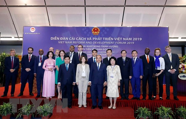 Thủ tướng Nguyễn Xuân Phúc với các đại biểu dự Diễn đàn. (Ảnh: Thống Nhất/TTXVN)