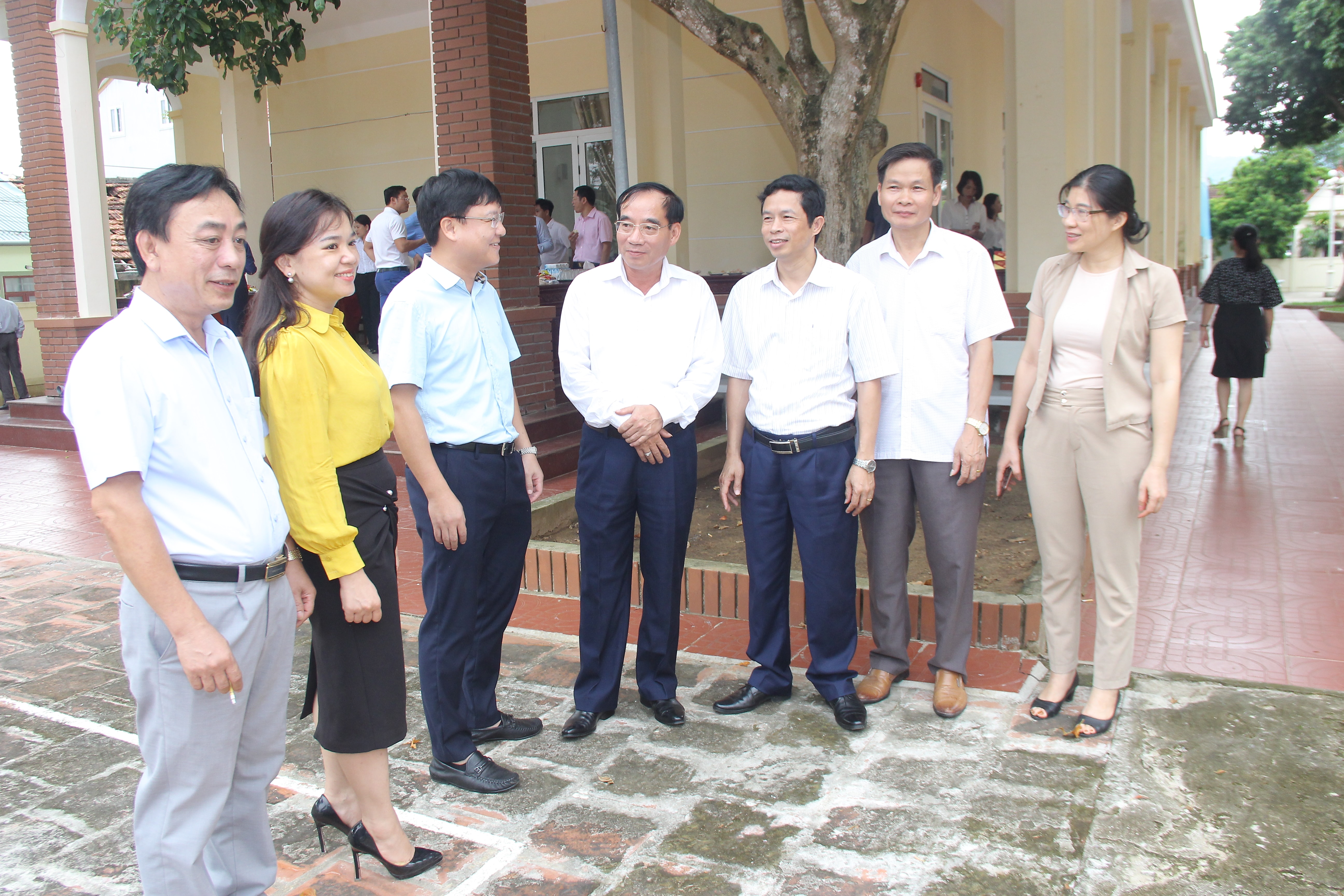 Thường trực HĐND tỉnh trao đổi với Thường trực HĐND huyện và các đại biểu HĐND tỉnh về hoạt động phiên giải trình của Thường trực HĐND các cấp. Ảnh: Mai Hoa