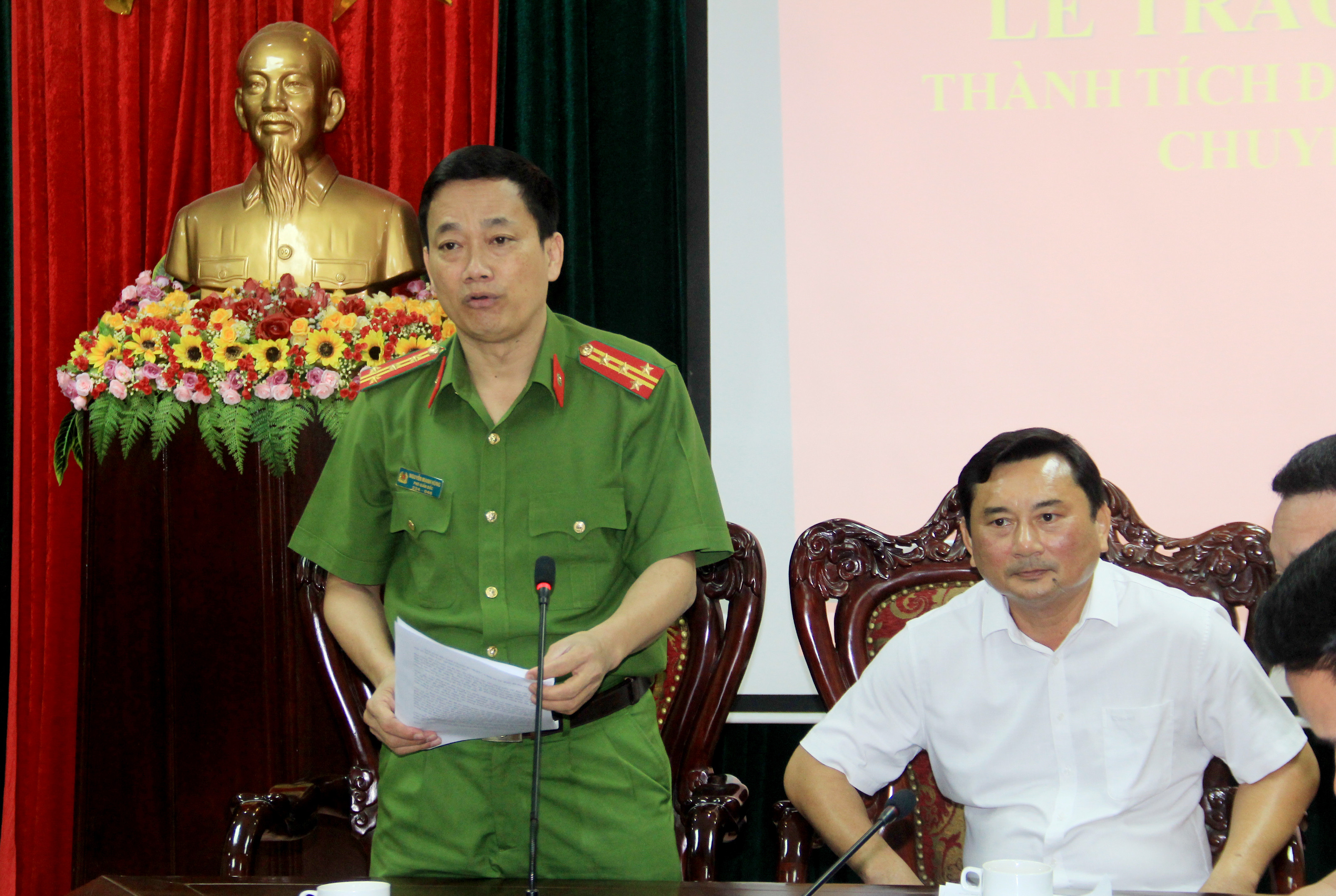 Đại tá Nguyễn Mạnh Hùng - Phó Giám đốc Công an Nghệ An nhấn mạnh sự nguy hiểm của tội phạm sử dụng công nghệ cao. Ảnh: Phạm Bằng