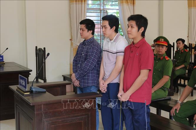 Bị cáo Nguyễn Mậu Quốc Cường (áo đỏ) tại phiên tòa. Ảnh: TTXVN phát