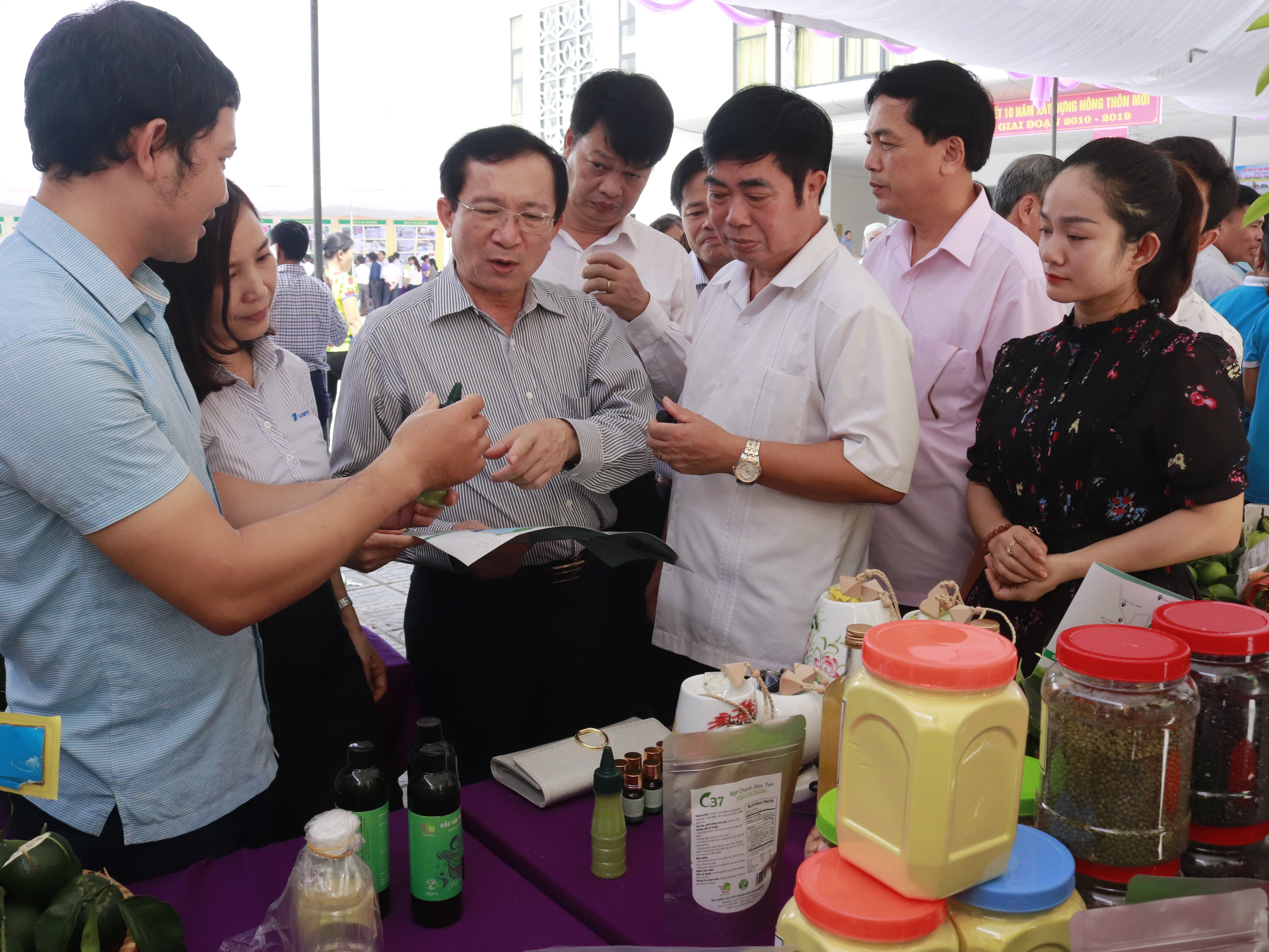 Phó chủ tịch UBND tỉnh Đinh Viết Hồng tham quan gian hàng trưng bày sản phẩm NTM. 