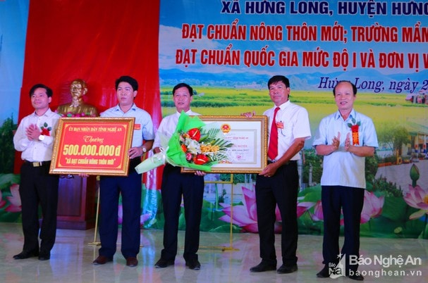 Xã Hưng Long (Hưng Nguyên) đón bằng công nhận đạt chuẩn nông thôn mới năm 2017. Ảnh: Nguyễn Hải