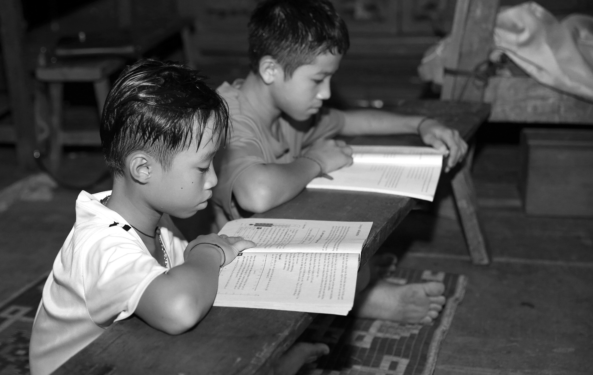 Các em học sinh bản Huồi Pai đang học tại khu nhà người dân trong bản Cặp Chạng. Ảnh: Hồ Phương