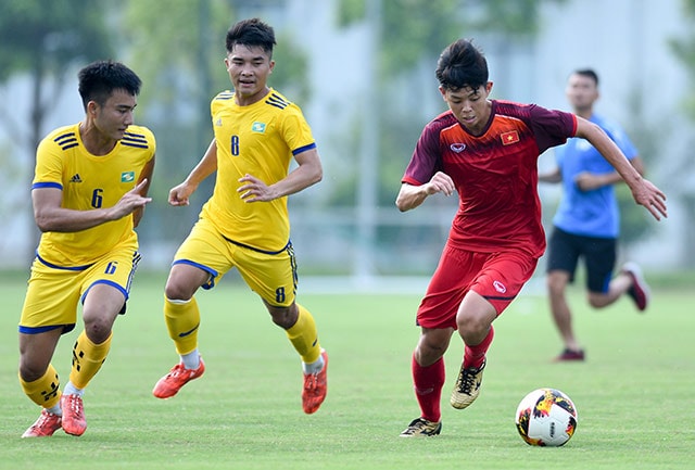 U21 SLNA (vàng) trong trận giao hữu với U19 Việt Nam. Ảnh: VFF