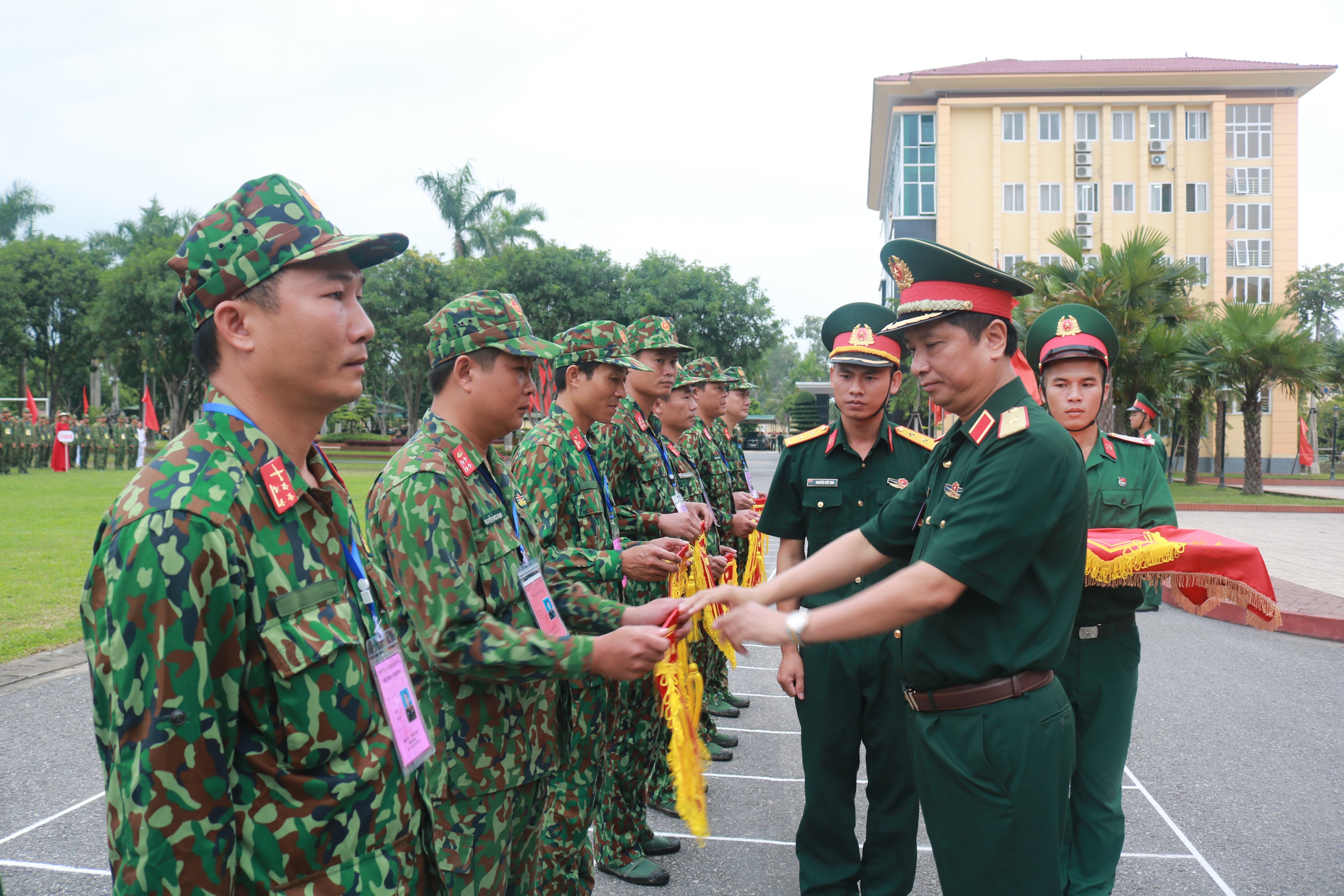 Trao cờ lưu niệm cho các đội