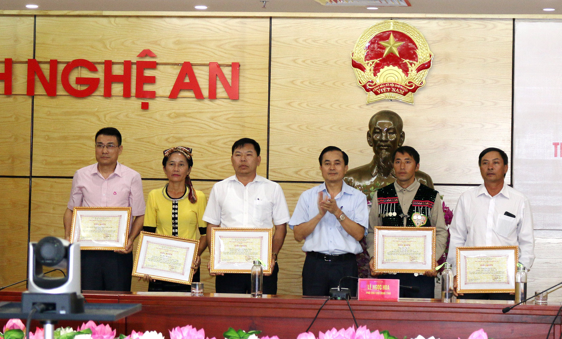3 tập thể, 2 cá nhân có nhiều đóng góp trong thực hiện chính sách giảm nghèo của Chính phủ được nhận bằng khen của Tổng giám đốc Ngân hàng CSXH Việt Nam. Ảnh: Thu Huyền