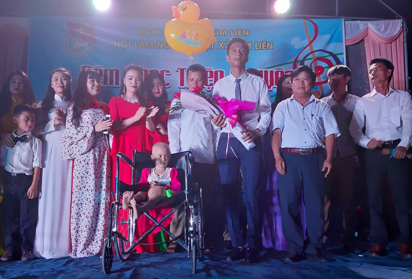 Đêm nhạc quyên góp và trao số tiền 54 triệu đồng cho gia đình em Trần Thùy Linh