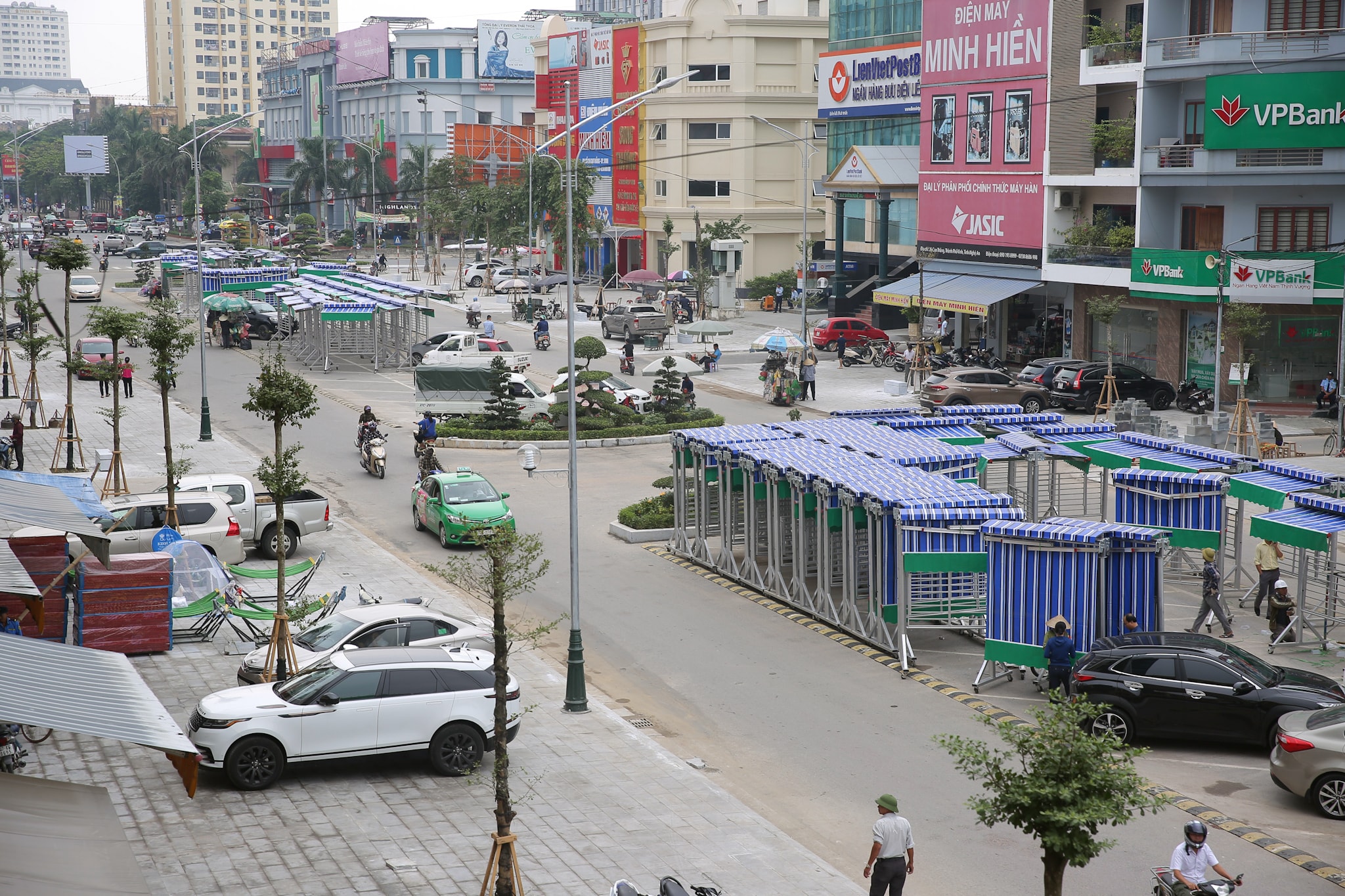 Ghế đá 2 bên vỉa hè đang dần được hoàn thiện. Ảnh: Quang An