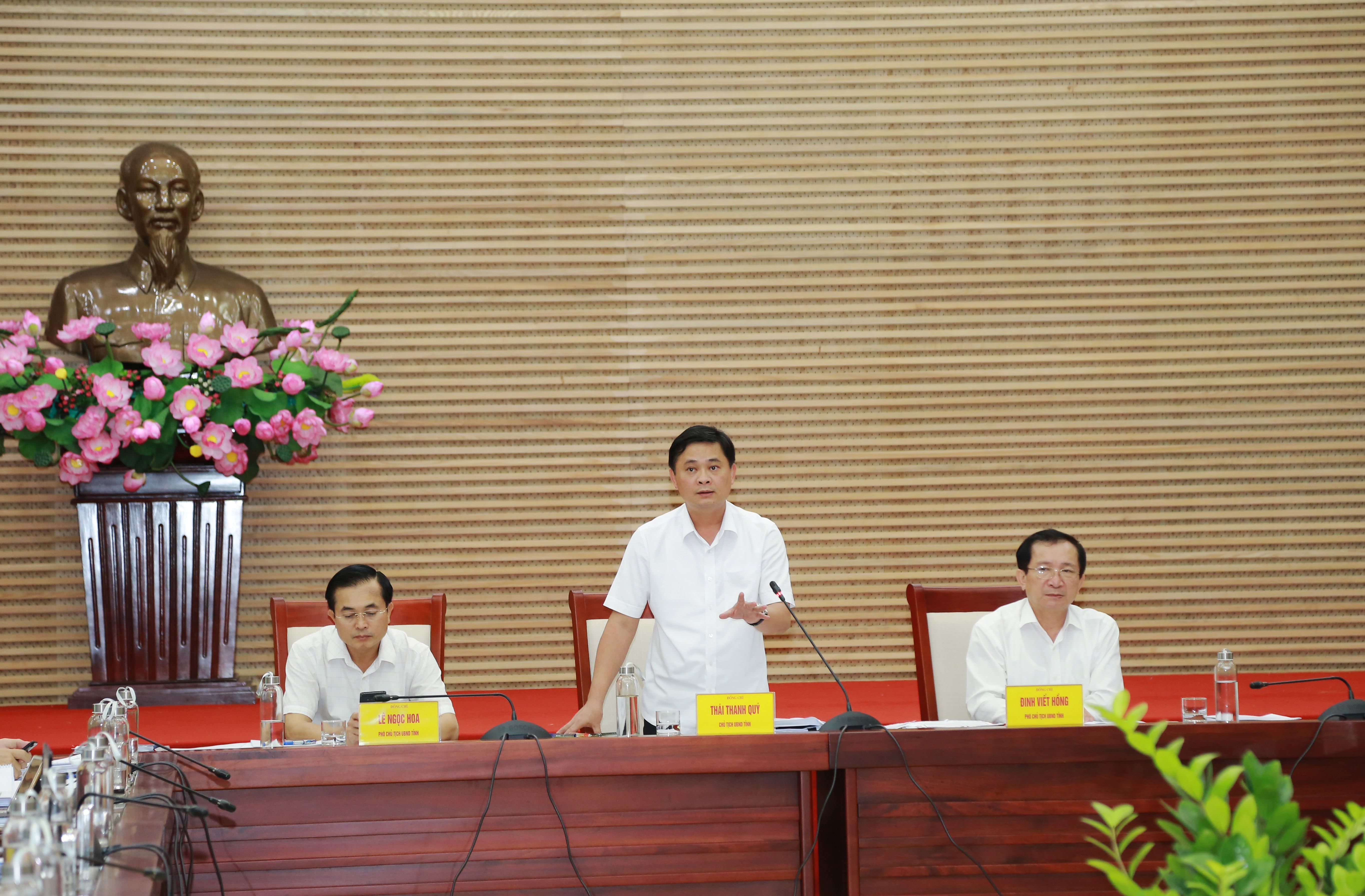 Chủ tịch UBND tỉnh Thái Thanh Quý chủ trì phiên họp. Ảnh: Đào Tuấn 