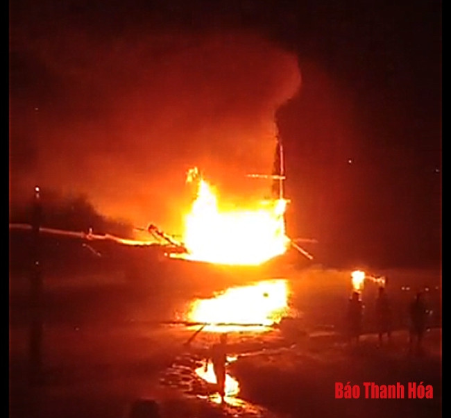 Chiếc tàu cá bị cháy gây thiệt hại nghiêm trọng về người và tài sản. Ảnh: baothanhhoa.vn
