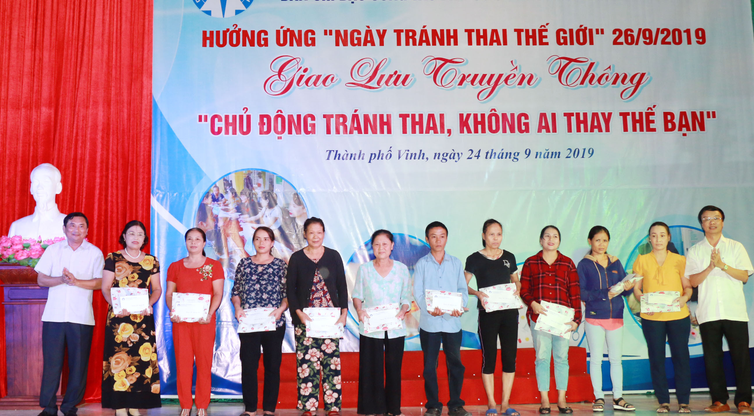 Lãnh đạo Chi cục Dân số - KHHGĐ và UBND thành phố Vinh trao quà cho các gia đình thực hiện chính sách dân số. Ảnh: Mỹ Hà