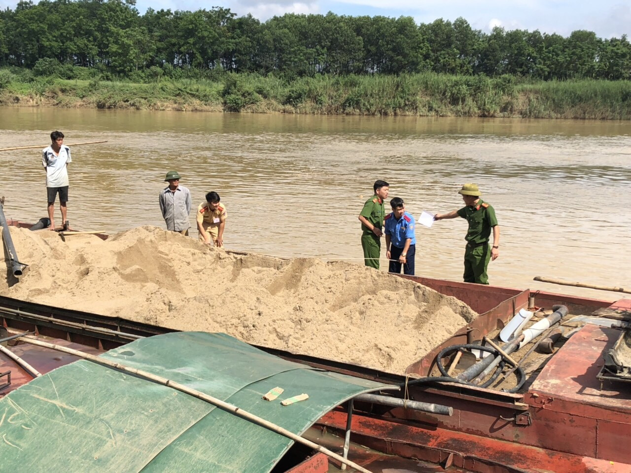 Kiểm tra, xử phạt một chủ phương tiện vận chuyển cát sỏi trái phép tại địa bàn xã Thanh Đồng, Thanh Chương. Ảnh: Nguyễn Hải