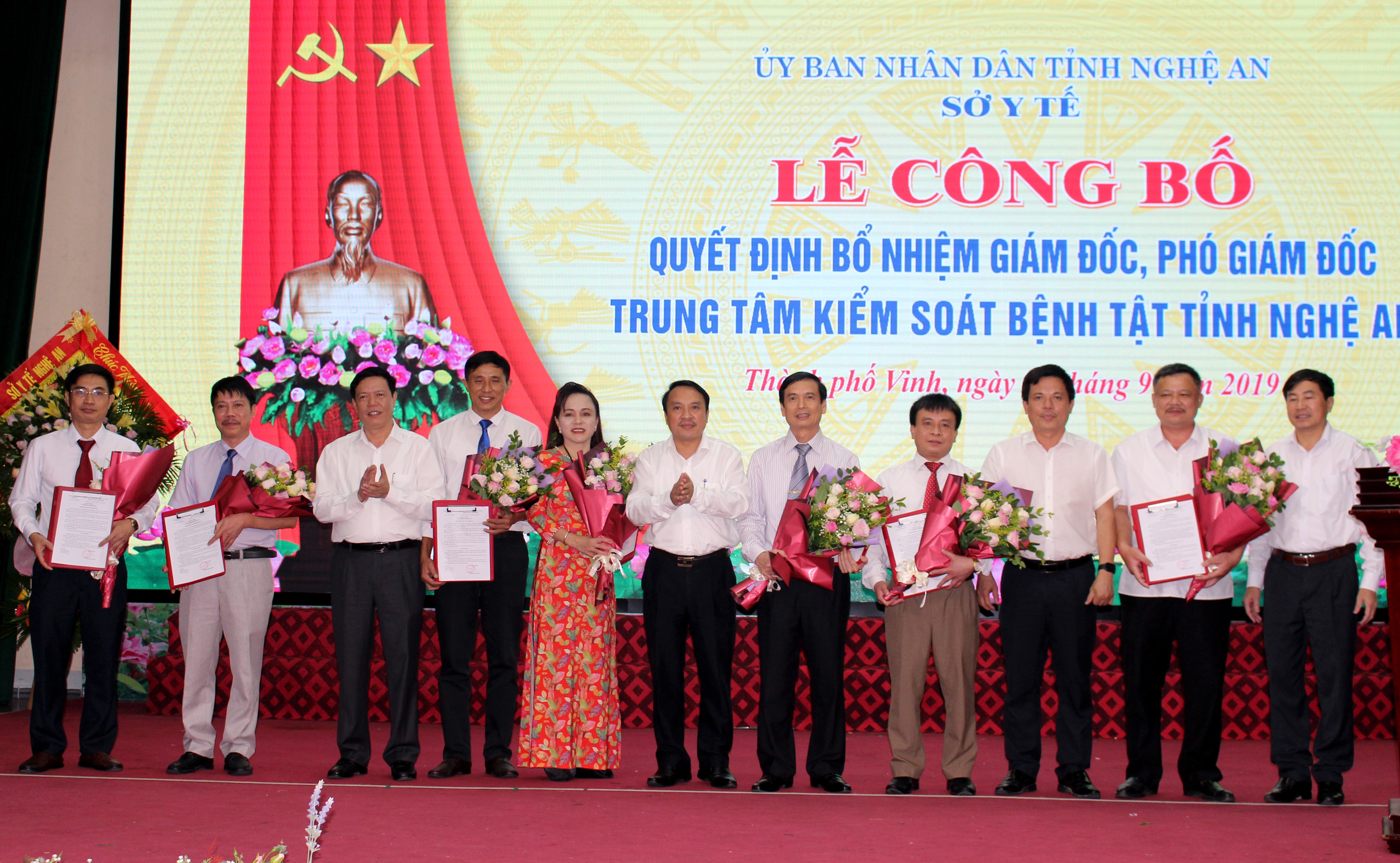 Trao quyết định bổ nhiệm Giám đốc và các Phó Giám đốc Trung tâm Kiểm soát bệnh tật tỉnh. Ảnh: Đinh Nguyệt
