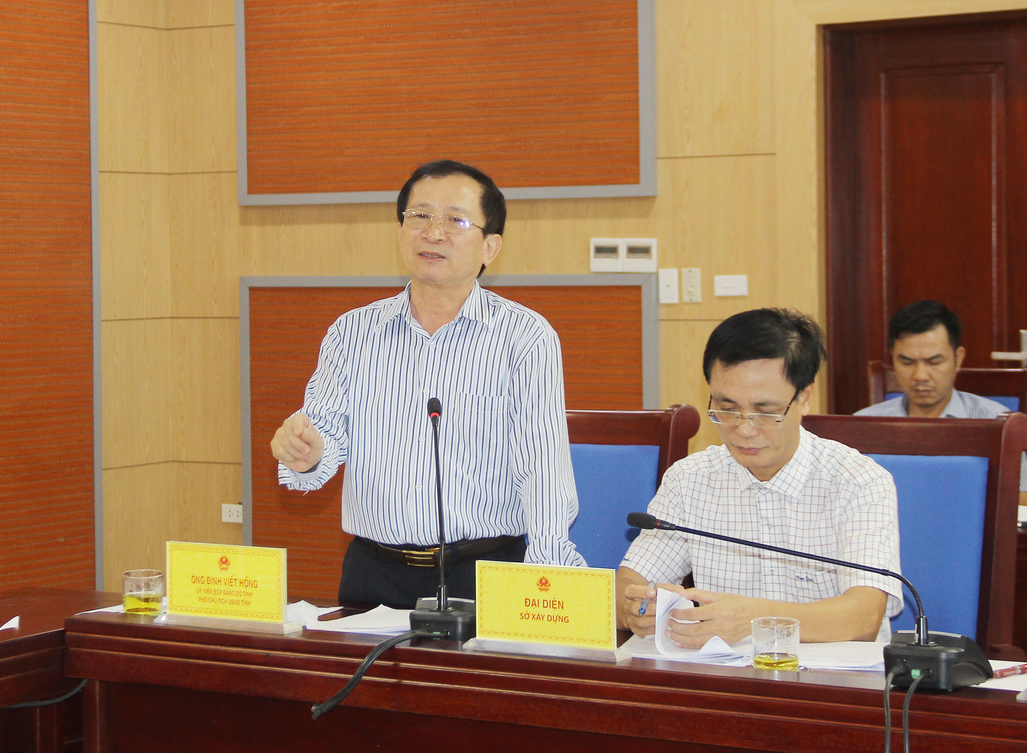 Phó Chủ tịch UBND tỉnh Đinh Viết Hồng trình bày tờ trình và dự thảo nghị quyết về chủ trương sắp xếp, điều chỉnh đơn vị hành chính cấp xã. Ảnh: Mai Hoa