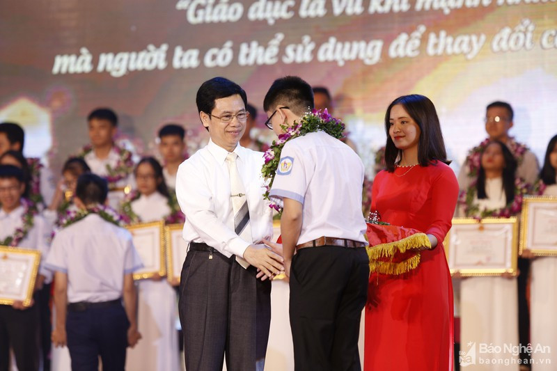 Đồng chí Nguyễn Xuân Sơn khen thưởng cho học sinh đạt giải tại Kỳ thi THPT Quốc gia. Ảnh: Đức Anh