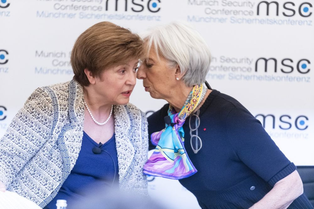 Sự chuyển giao quyền lực của hai Nữ Tổng Giám đốc IMF. Ảnh: Bloomberg