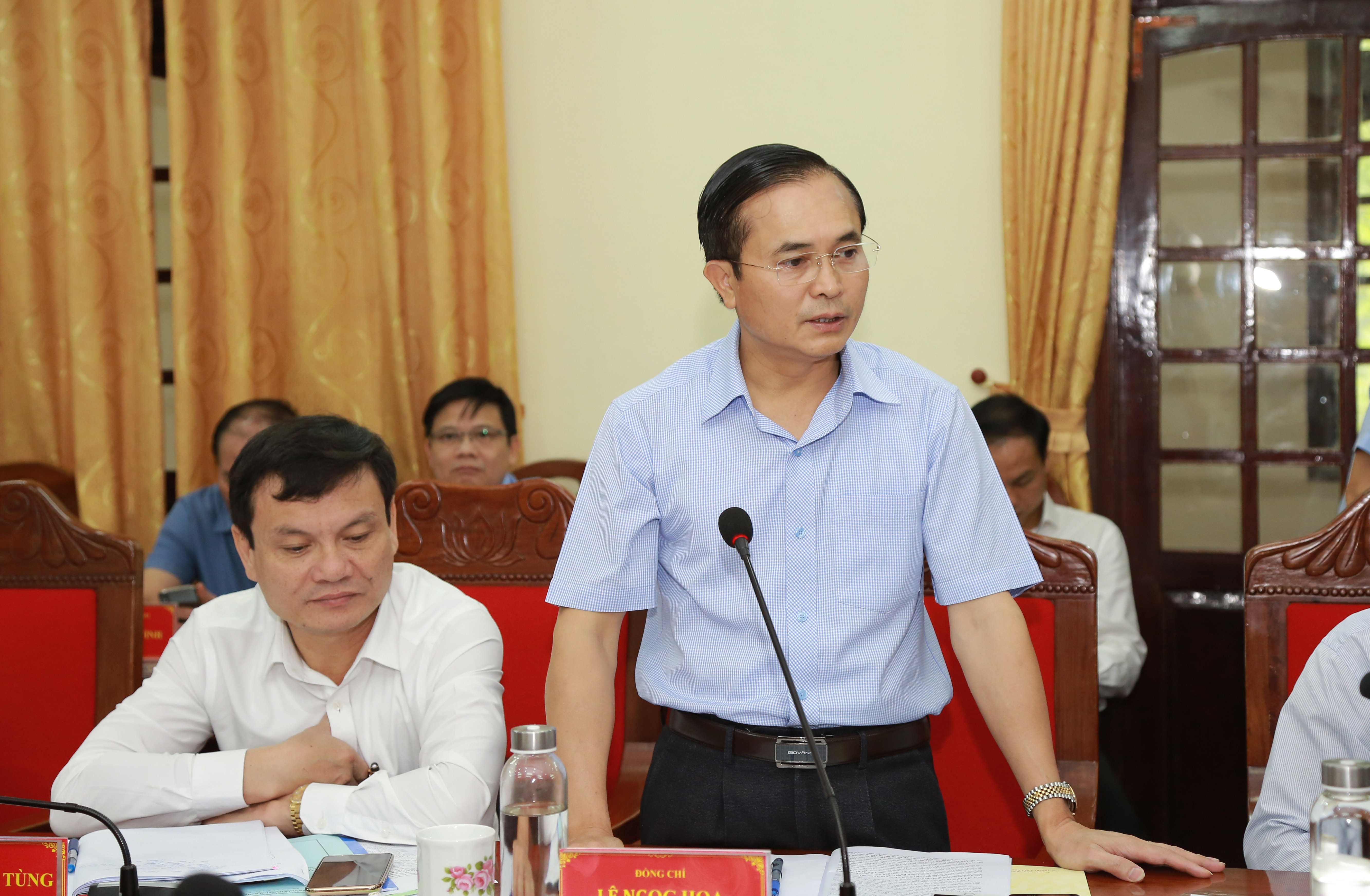 Đồng chí Lê Ngọc Hoa - Phó Chủ tịch UBND tỉnh làm rõ thêm những kiến nghị của lãnh đạo UBND thành phố Vinh. Ảnh: Đào Tuấn