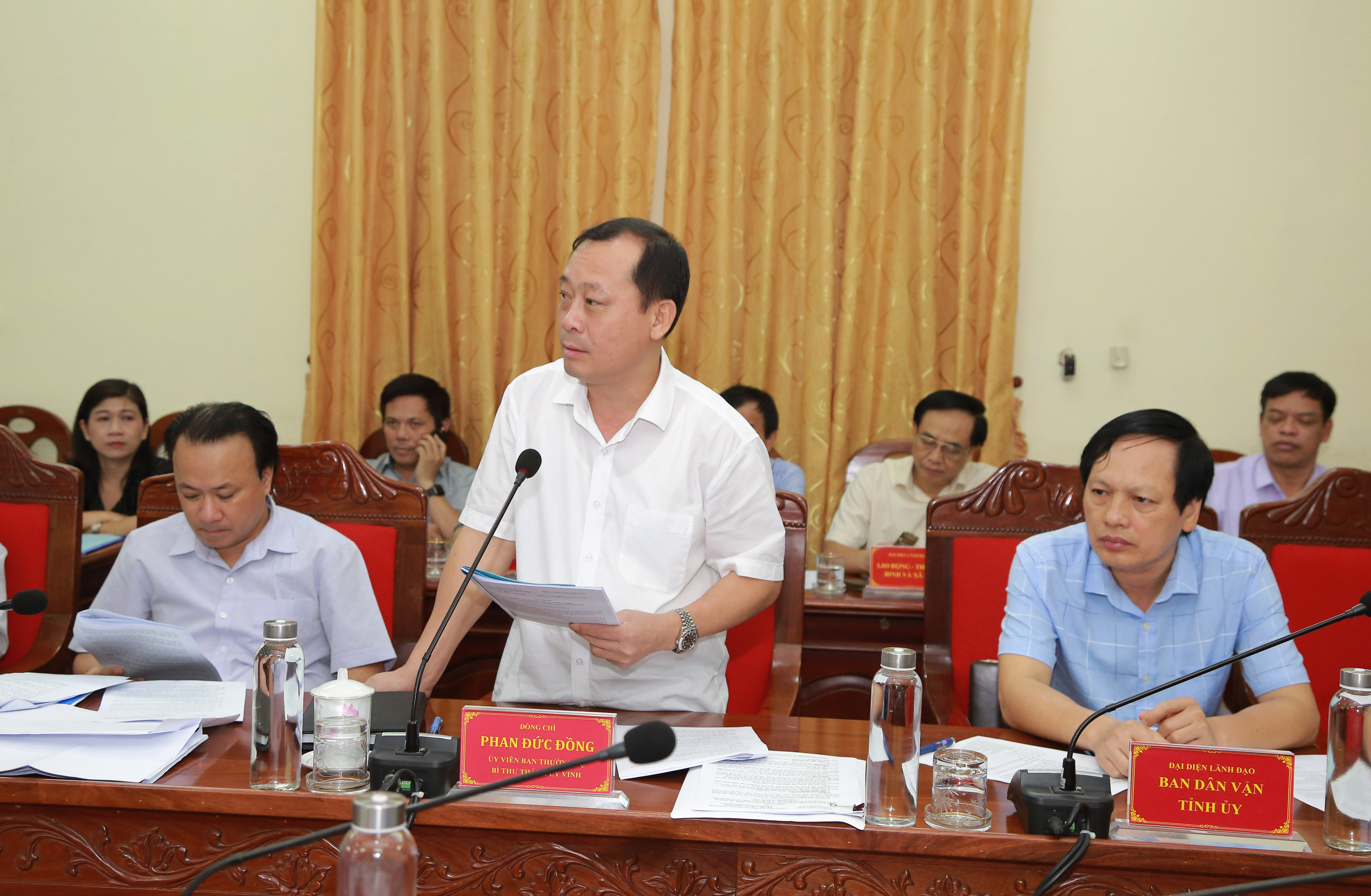 Đồng chí Phan Đức Đồng - Ủy viên BTV Tỉnh ủy, Bí thư Thành ủy Vinh phát biểu tại buổi làm việc. Ảnh: Đào Tuấn 