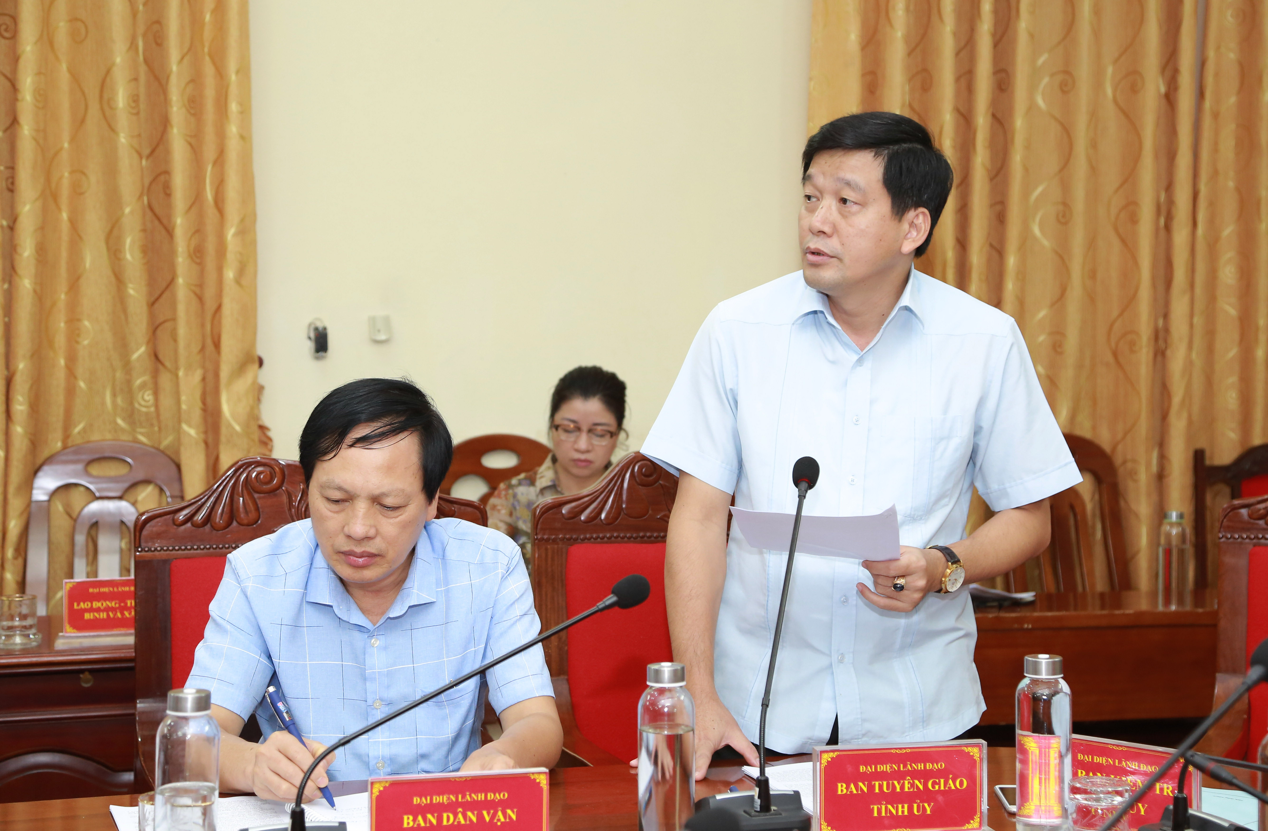 Đồng chí Kha Văn Tám - Phó Trưởng ban Tuyên giáo Tỉnh ủy phát biểu tại buổi làm việc. Ảnh: Đào Tuấn