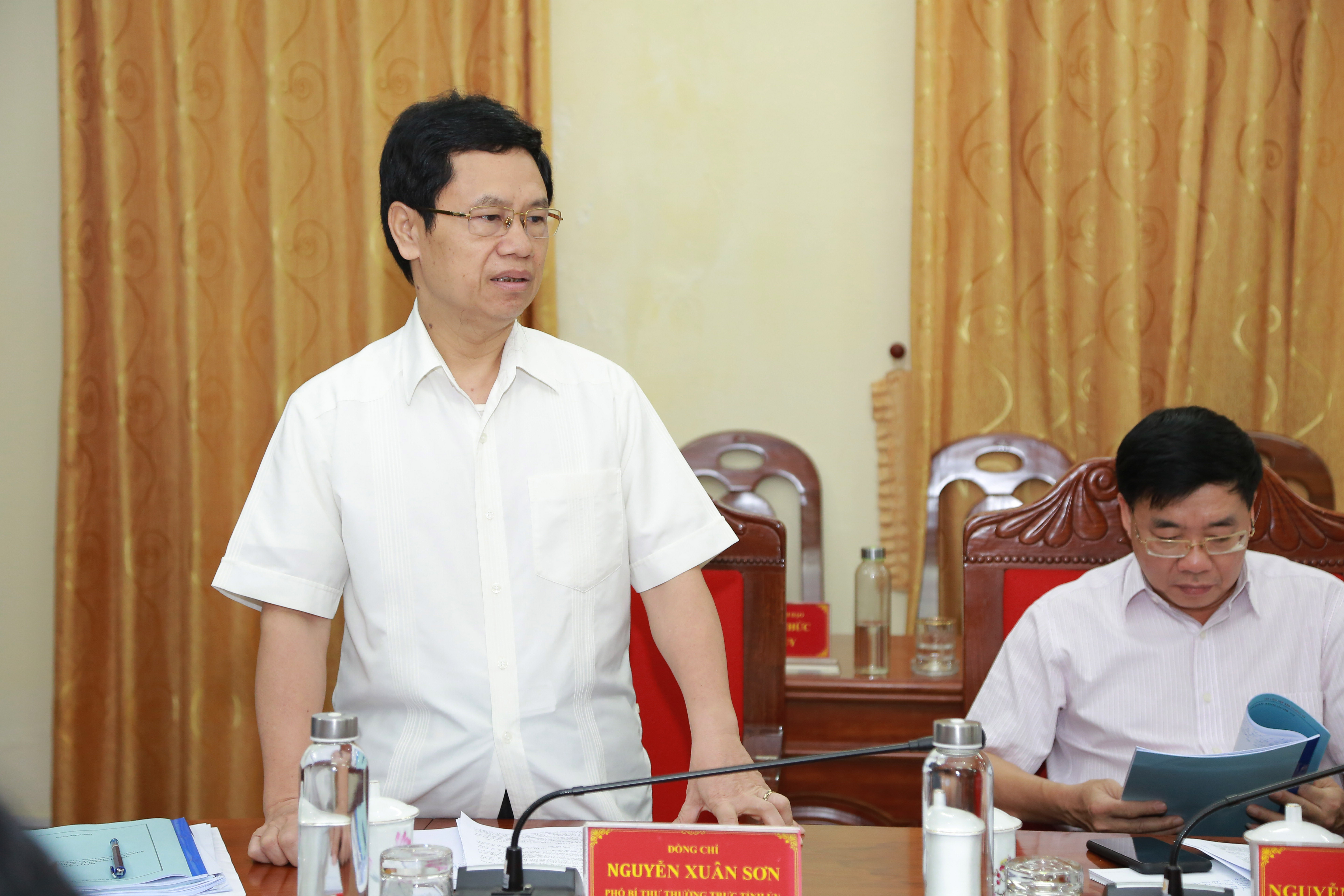 Phó Bí thư Thường trực Tỉnh ủy Nguyễn Xuân Sơn phát biểu tại buổi cuộc họp. Ảnh: Đào Tuấn