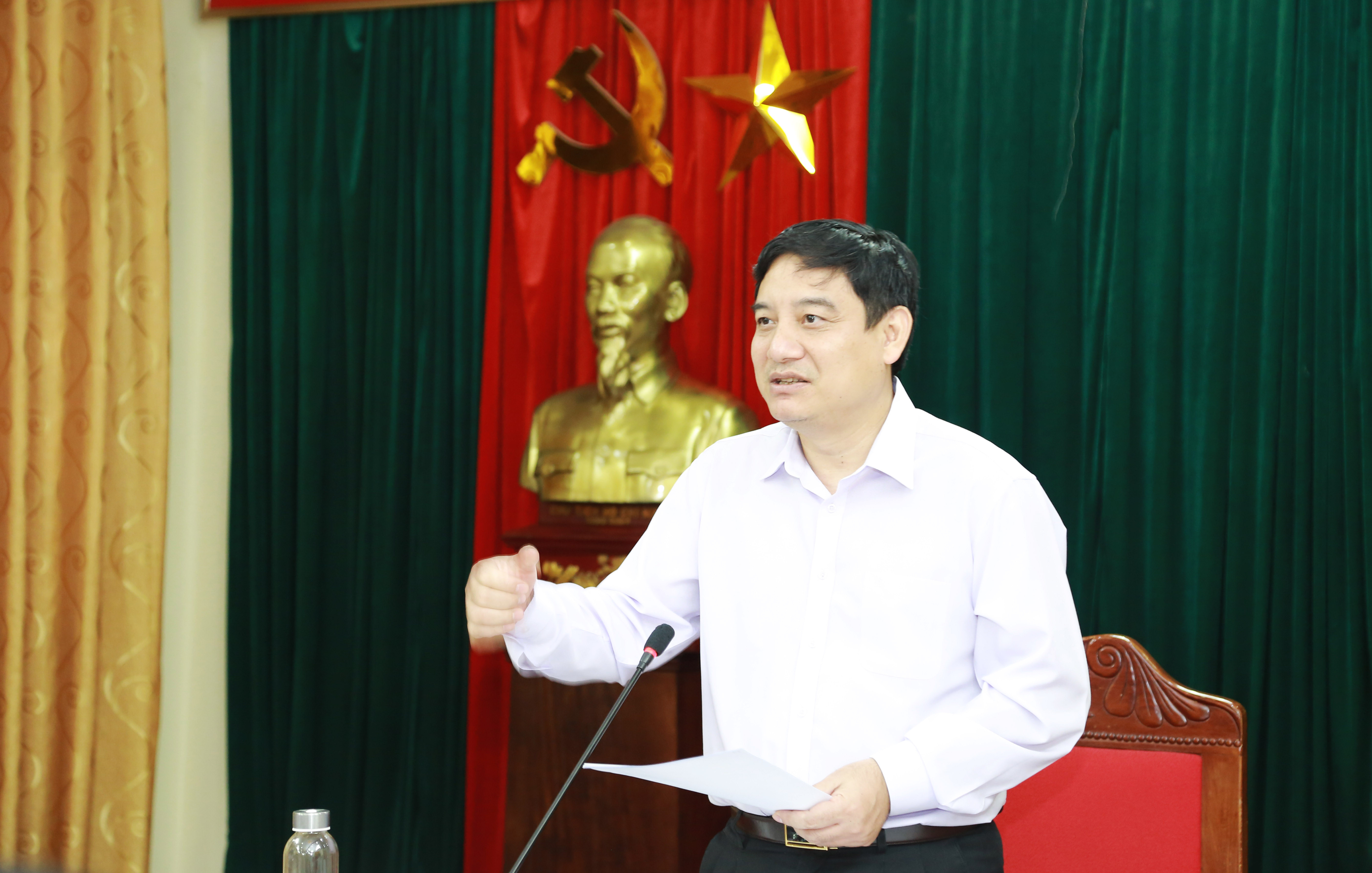 Bí thư Tỉnh ủy Nguyễn Đắc Vinh phát biểu chỉ đạo tại cuộc họp. Ảnh: Đào Tuấn 