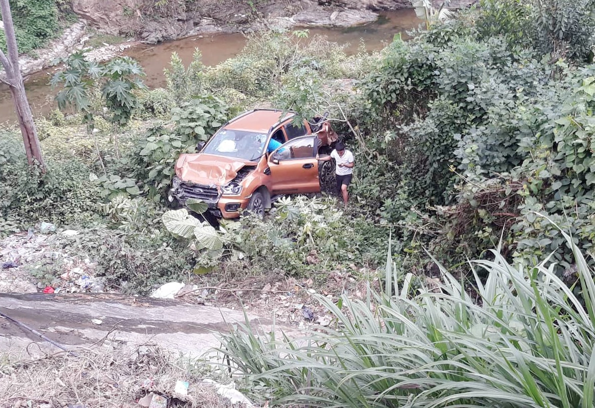 Trên xe lúc gặp tai nạn có 4 người nhưng may mắn không ai bị thương. Ảnh: Minh Khuê