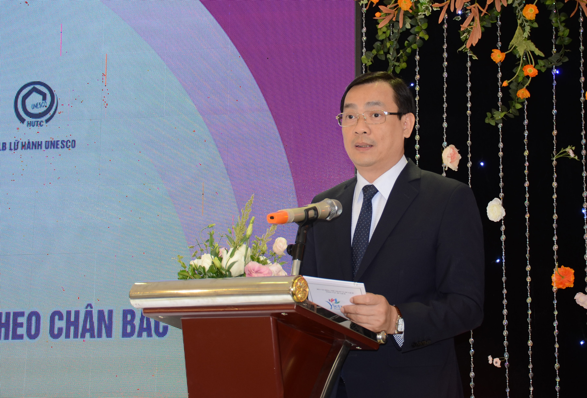 Tổng cục trưởng Tổng cục Du lịch Việt Nam đánh giá cao sáng kiến Hành trình theo chân Bác của Nghệ An. Ảnh Thành Chung
