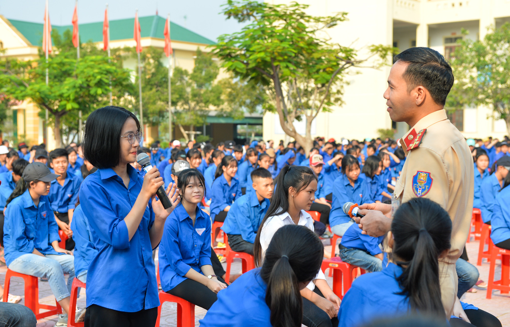 Học sinh tham gia các trả lời các câu hỏi về ATGT