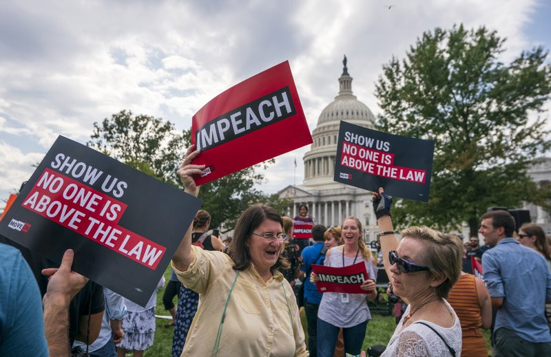 Đám đông ủng hộ luận tội ông Trump tại Washington, Mỹ hôm 26/9.  Ảnh: AP