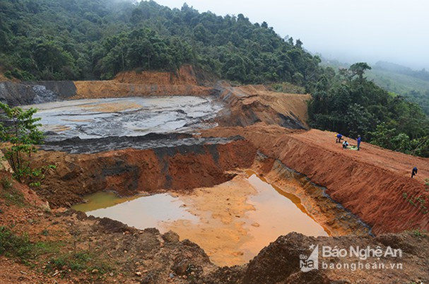 Đập chứa bùn thải của Công ty CP Kim loại màu Nghệ Tĩnh trên núi Lan Toong (xã Châu Thành, Quỳ Hợp) bị vỡ. Ảnh tư liệu