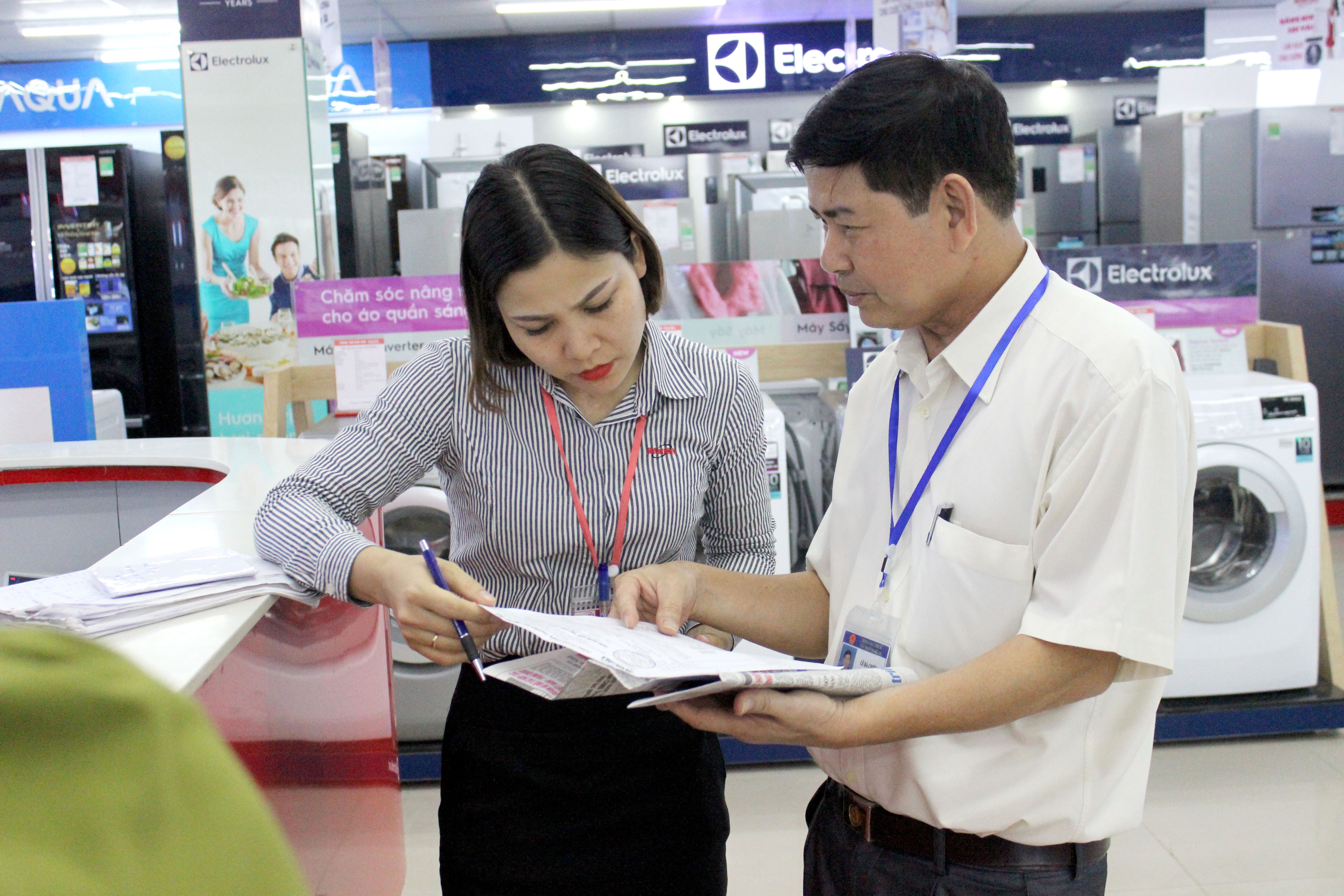 Cán bộ ngành Thuế Nghệ An trao đổi với người nộp thuế. Ảnh: PV