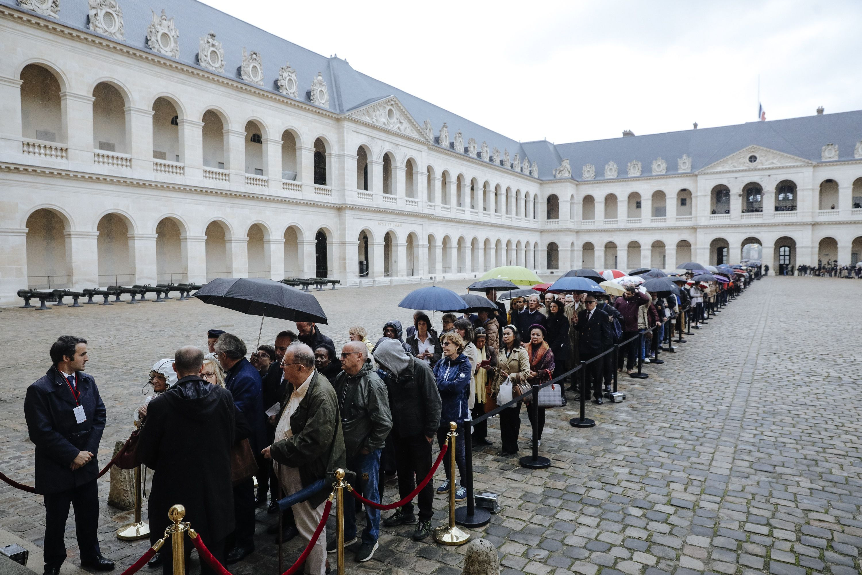 Người dân xếp hàng chờ tiễn biệt cố Tổng thống Pháp. Ảnh: Yahoo