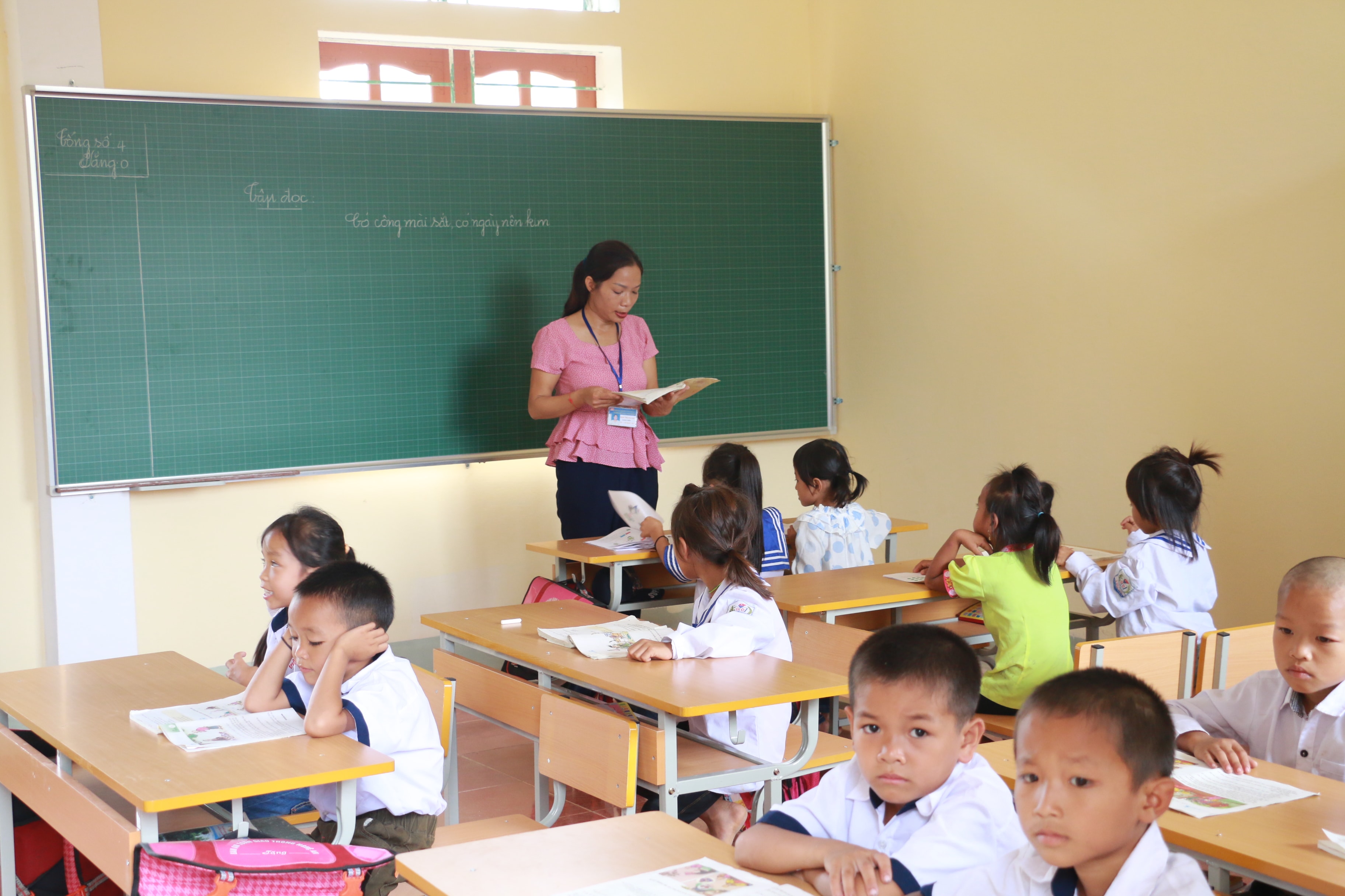 Giờ học của học sinh Trường Tiểu học Thạch Ngàn 2. Ảnh: MH
