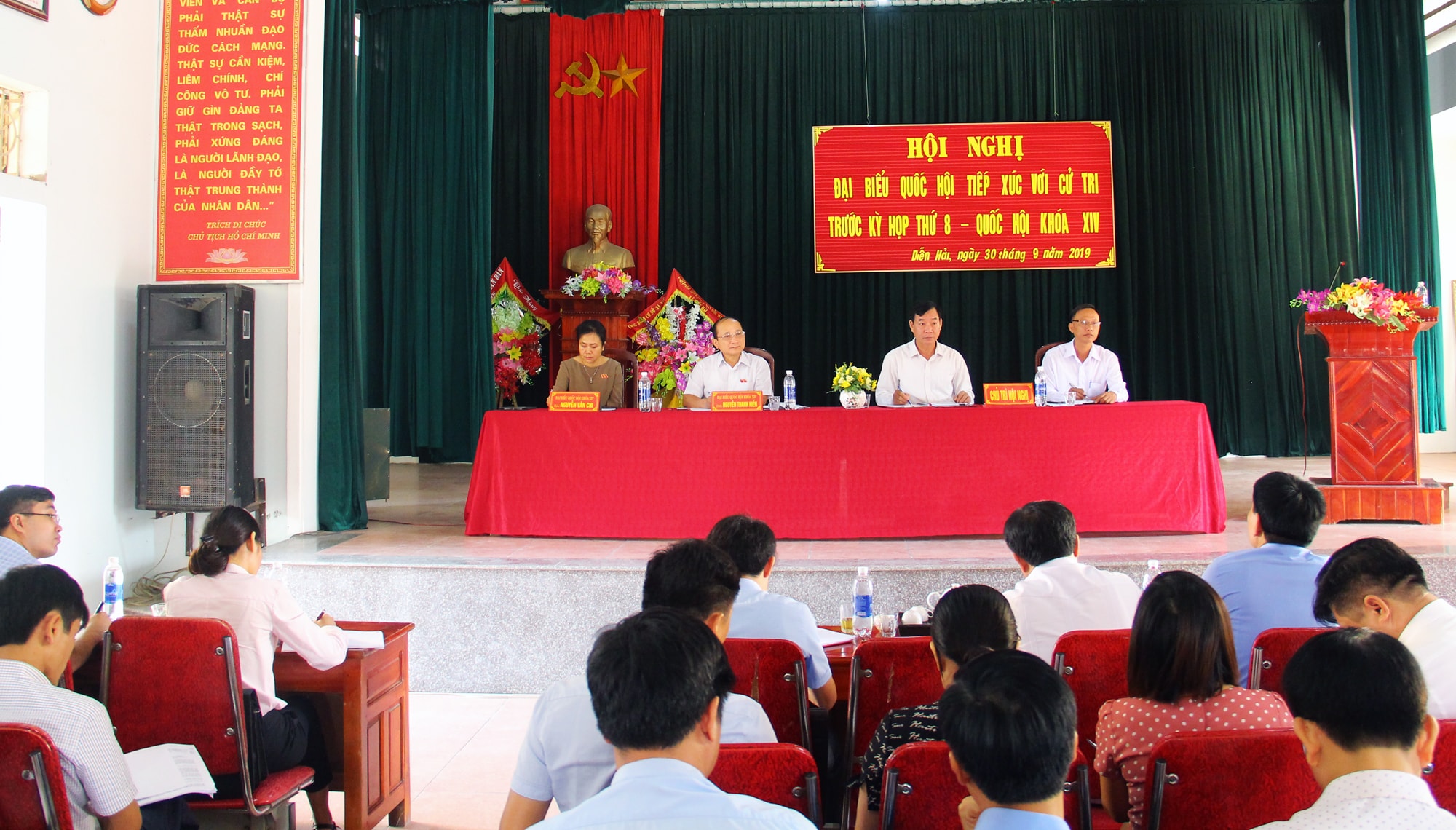 Sáng 30/9, Đoàn đại biểu Quốc hội gồm các ông, bà Nguyễn Thanh Hiền - Ủy viên Ban Chấp hành Đảng bộ tỉnh, Phó trưởng Đoàn đại biểu Quốc hội tỉnh Nghệ An; Nguyễn Vân Chi - Ủy viên Thường trực Ủy ban Tài chính Ngân sách của Quốc hội đã có buổi tiếp xúc cử tri trước kỳ họp thứ 8, Quốc hội khóa XIV, tại xã Diễn Hải, huyện Diễn Châu. Ảnh Thanh Quỳnh
