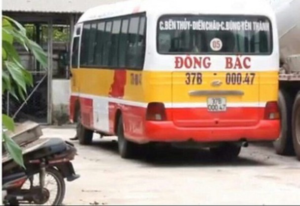 Chiếc xe buýt gây tai nạn khiến 1 người tử vong được đưa về trụ sở công an.