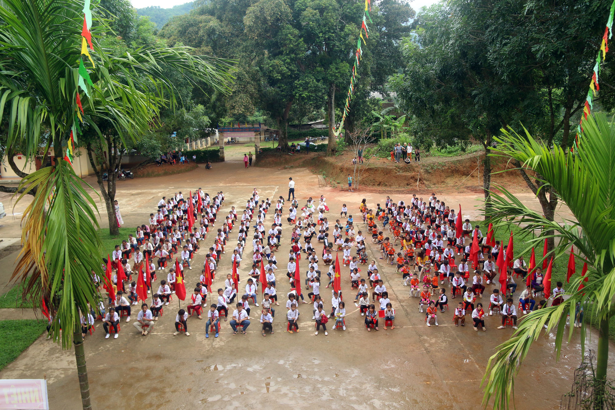 Học sinh trường Tiểu học và THCS xã Nậm Càn ngày khai giảng.