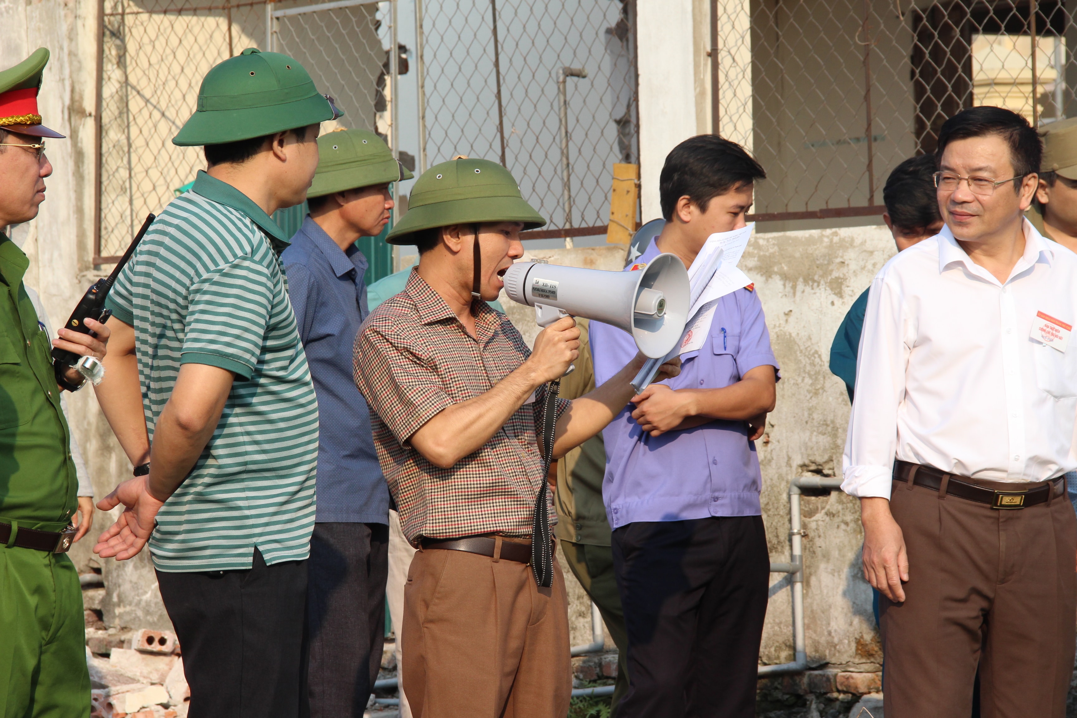 Đại diện cơ quan cức năng đọc quyết định trước khi tiến hành cưỡng chế. Ảnh: Hoài Thu