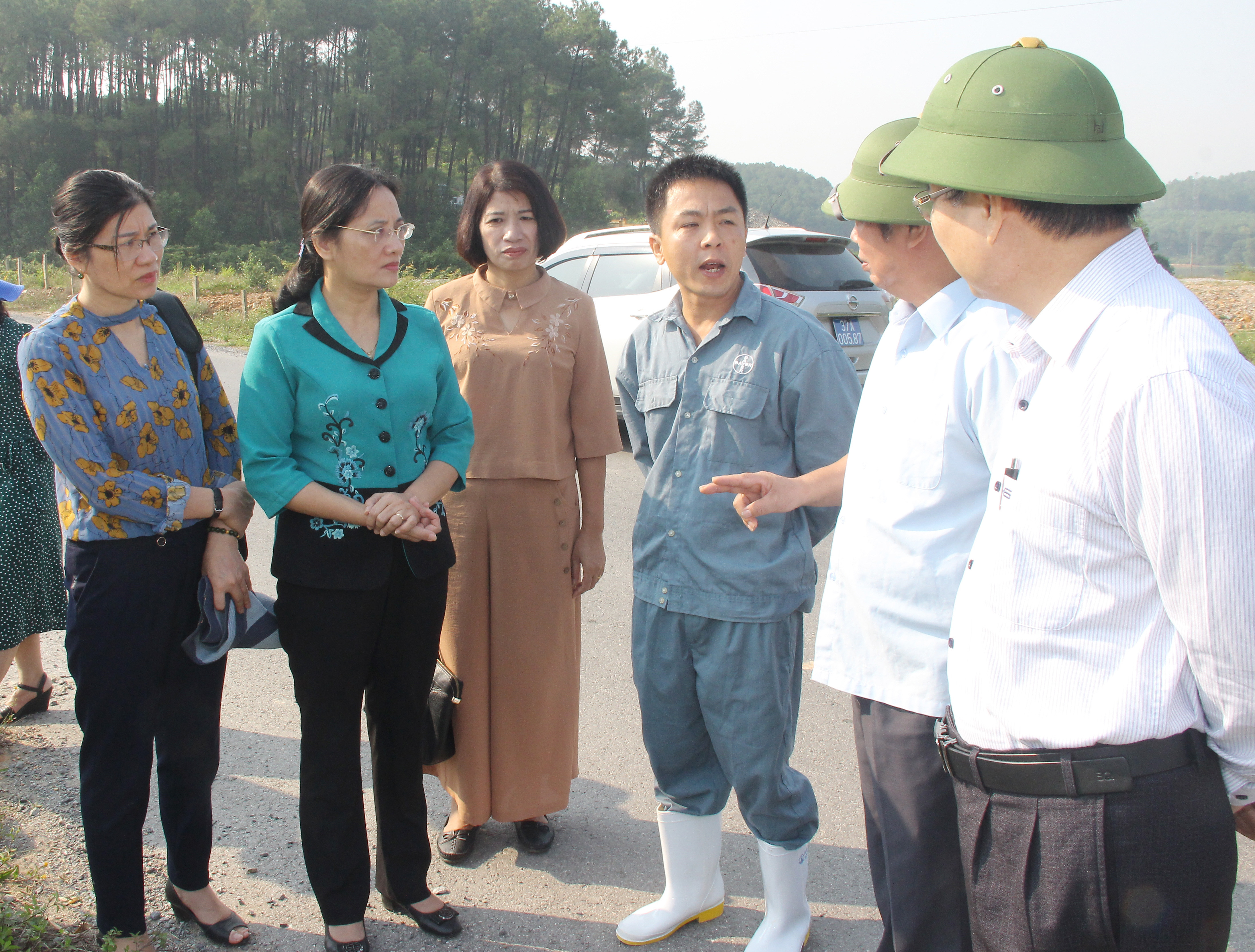 Đoàn khảo sát, trao đổi với chủ đầu tư dự án chăn nuôi Đại Thành Lộc về giải pháp giải quyết ô nhiễm môi trường từ trang trại. Ảnh: Mai Hoa