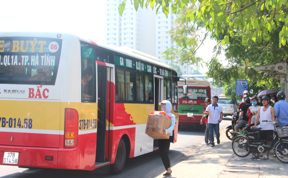 Một tuyến xe bus khác của Công ty Đông Bắc đang cạnh tranh, đón khách với đơn vị khác. Ảnh: VT