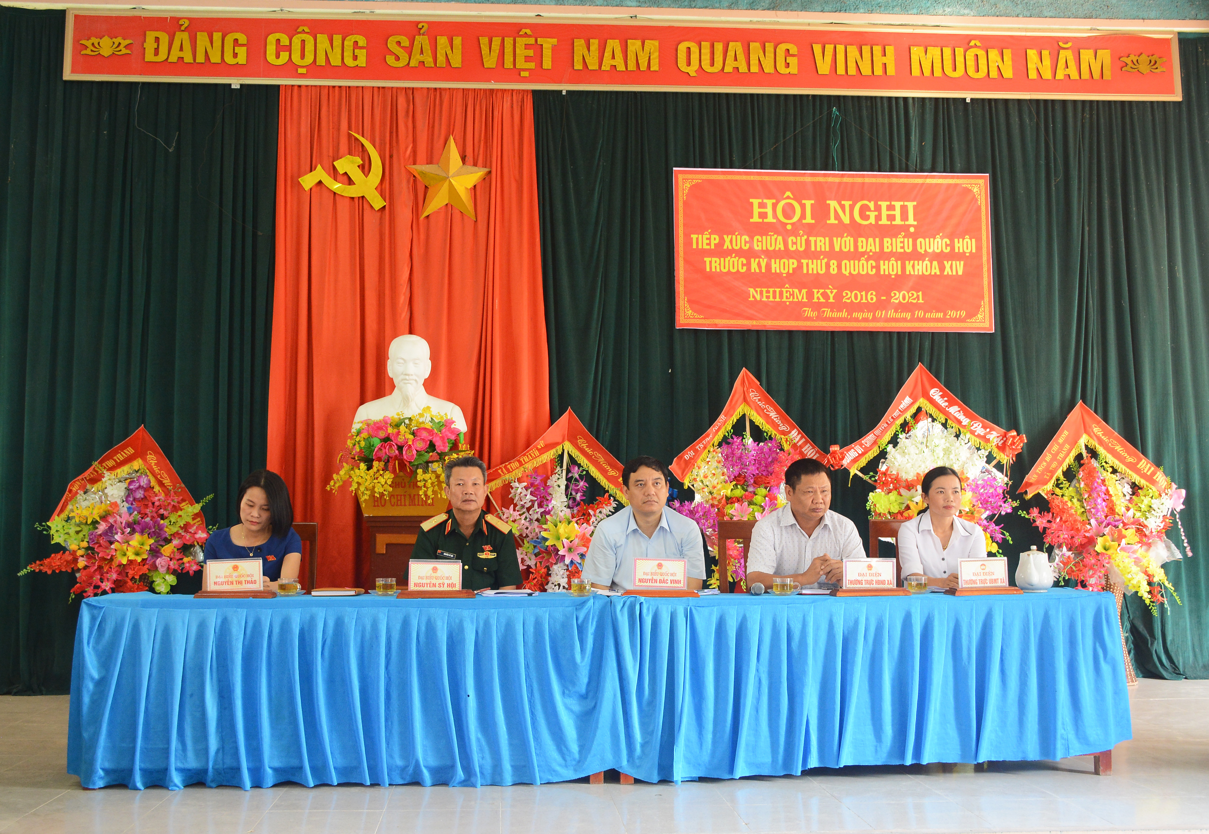 Các đại biểu Quốc hội tham dự hội nghị tiếp xúc cử tri tại xã Thọ Thành. Ảnh: Thu Giang