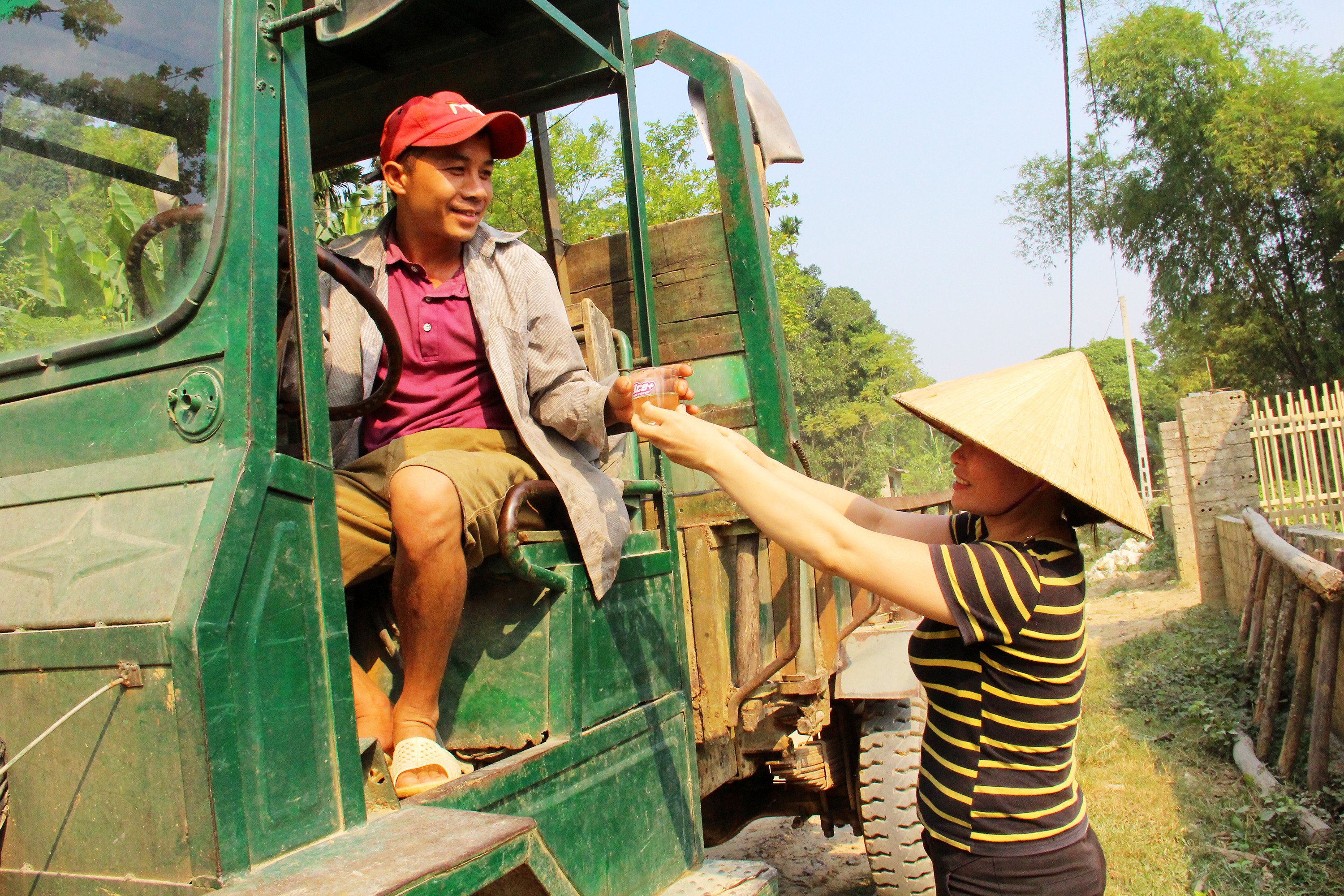 Vợ chồng anh Lê Quang Trung và chị Lữ Thị Hà - điểm sáng trong phong trào phát triển kinh tế của Na Xái. Ảnh: Thanh Quỳnh