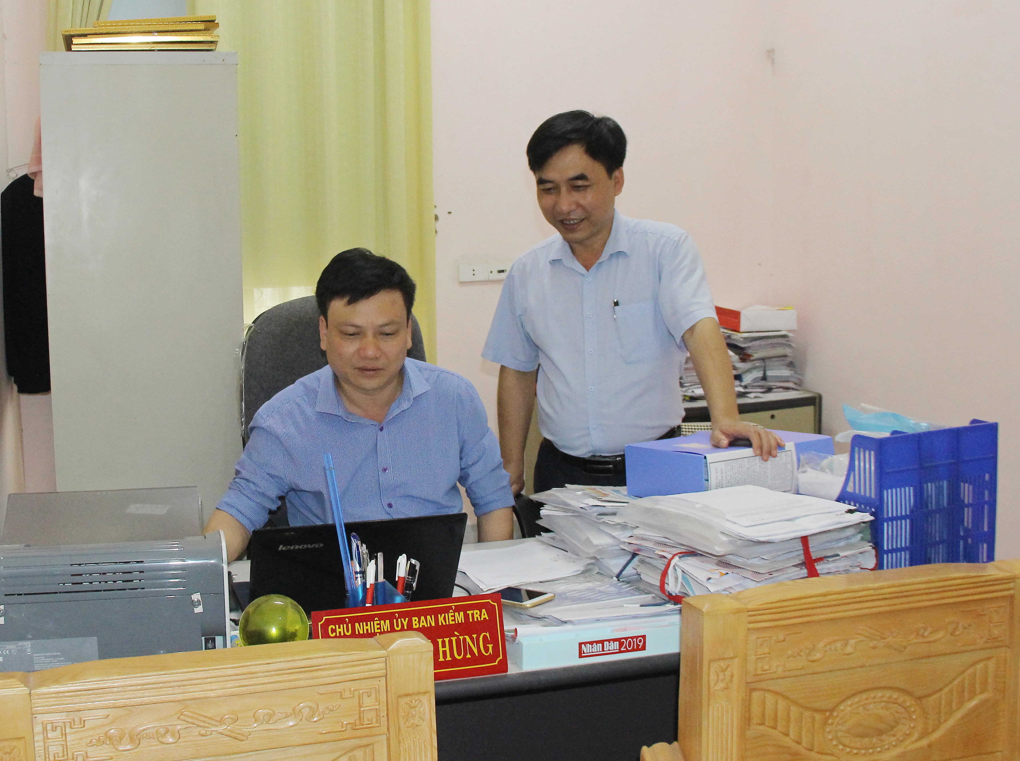Lãnh đạo Ủy ban Kiểm tra Huyện ủy Hưng Nguyên rà soát số lượng tổ chức đảng và đang viên bị thi hành kỷ luật trong 9 tháng đầu năm 2019. Ảnh: Mai Hoa