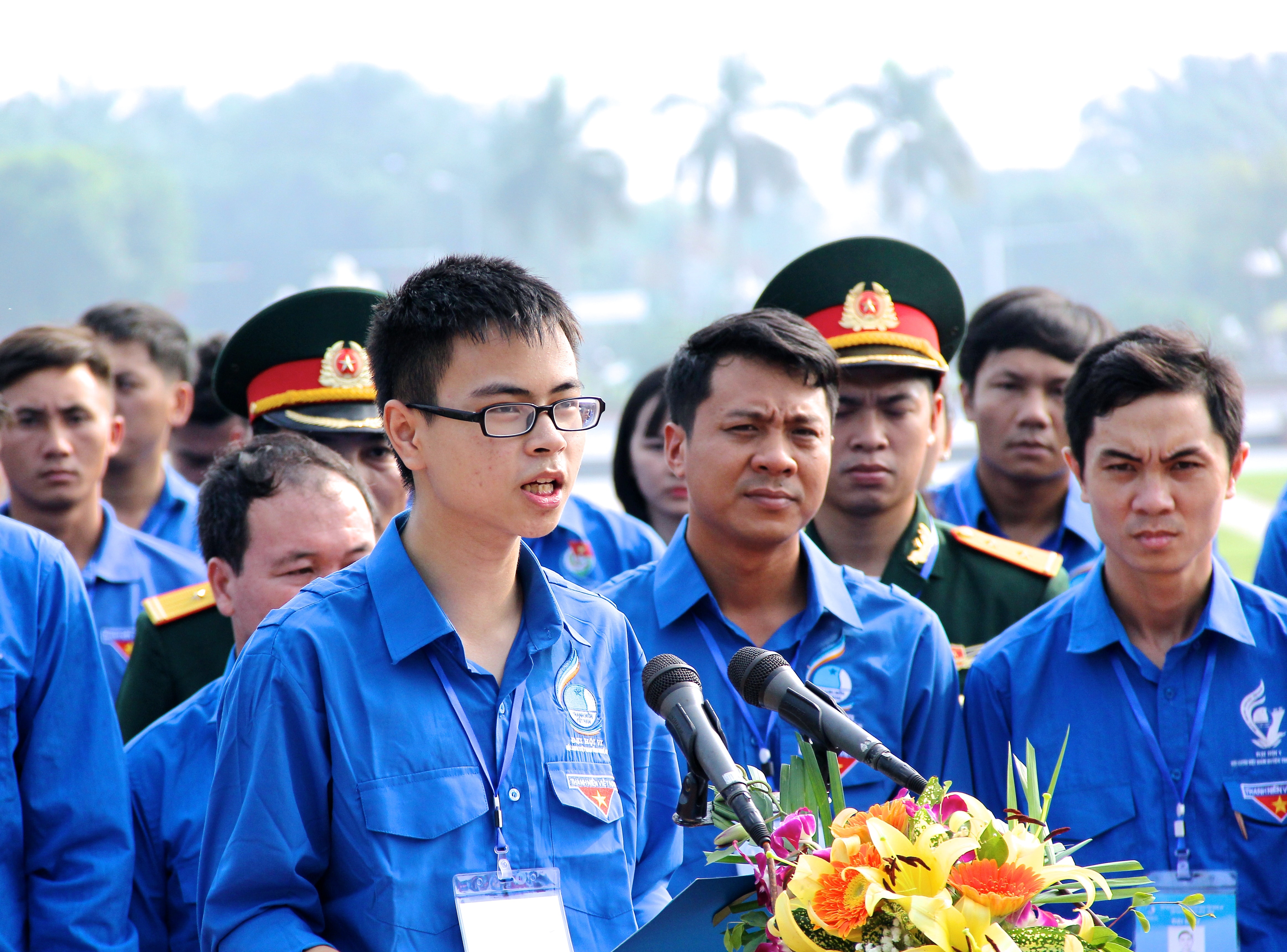 Em Trần Thế Trung - Quán quân Đường lên đỉnh Olympia 2019 thay mặt các đại biểu báo công với Bác. Ảnh: Mỹ Nga 