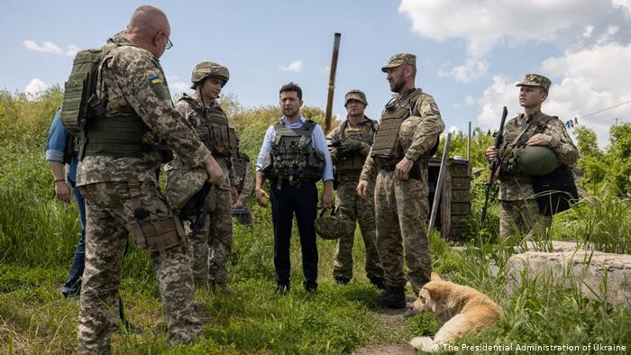 Tổng thống Zelensky gặp gỡ quân nhân Ukraine tại khu vực miền Đông. Ảnh: DW