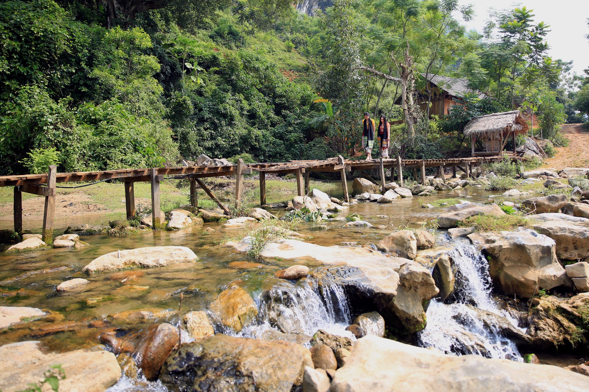 Khác với nhiều hang động ở miền Tây Nghệ An, Hang động Thăm Binh nằm ngay cạnh đường đi lại của người dân trên tuyến đường bản Cắm đi bản Huồi Máy. Nơi đây xe ô tô có thể ra vào dễ dàng, thuận lợi cho du khách gần xa có thể đến thưởng ngoạn.
