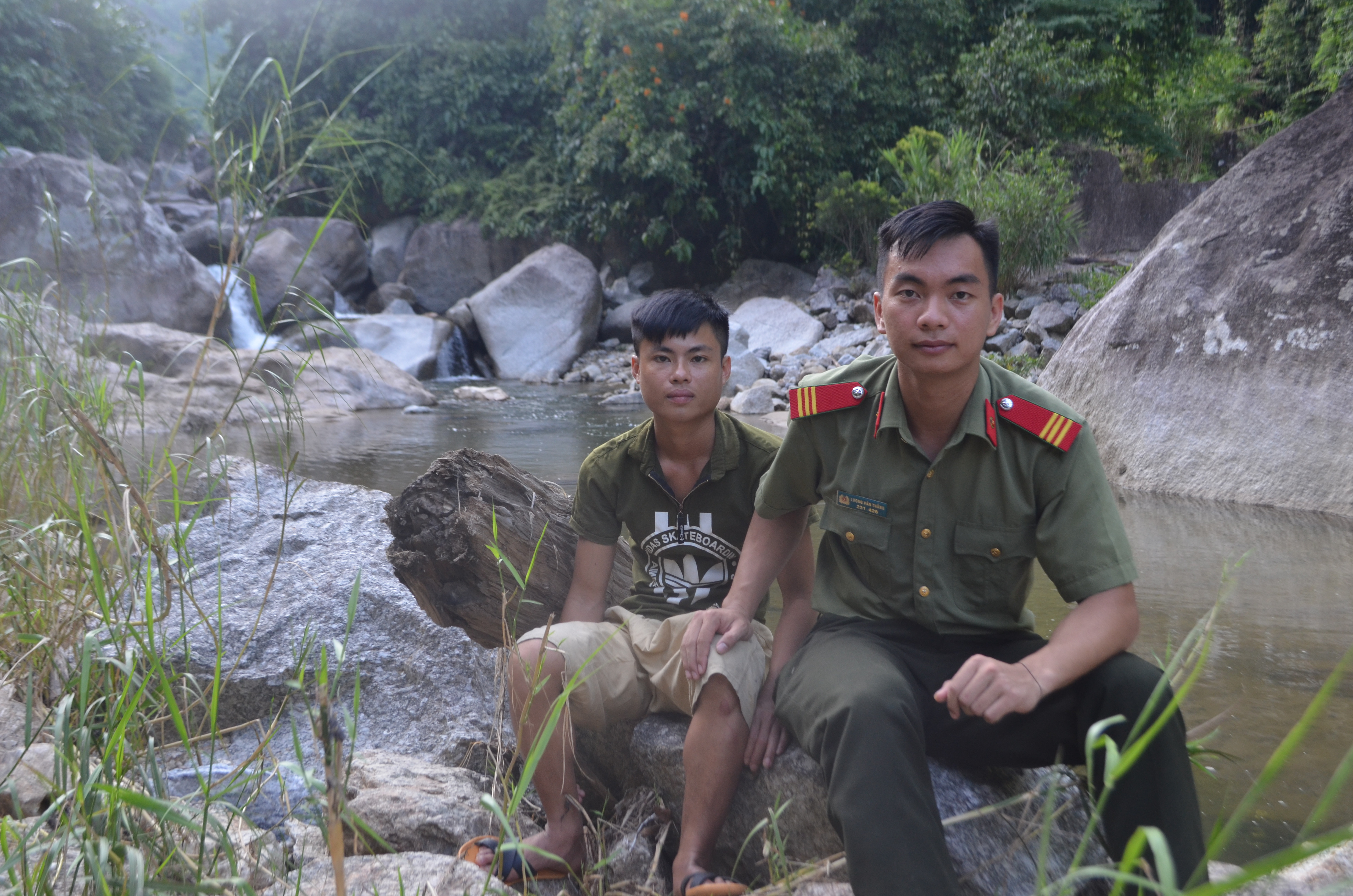 Thượng sỹ Lương Văn Thắng và anh Lữ Văn Phương, một trong 04 người dân được giải cứu. Ảnh: Đức Vũ